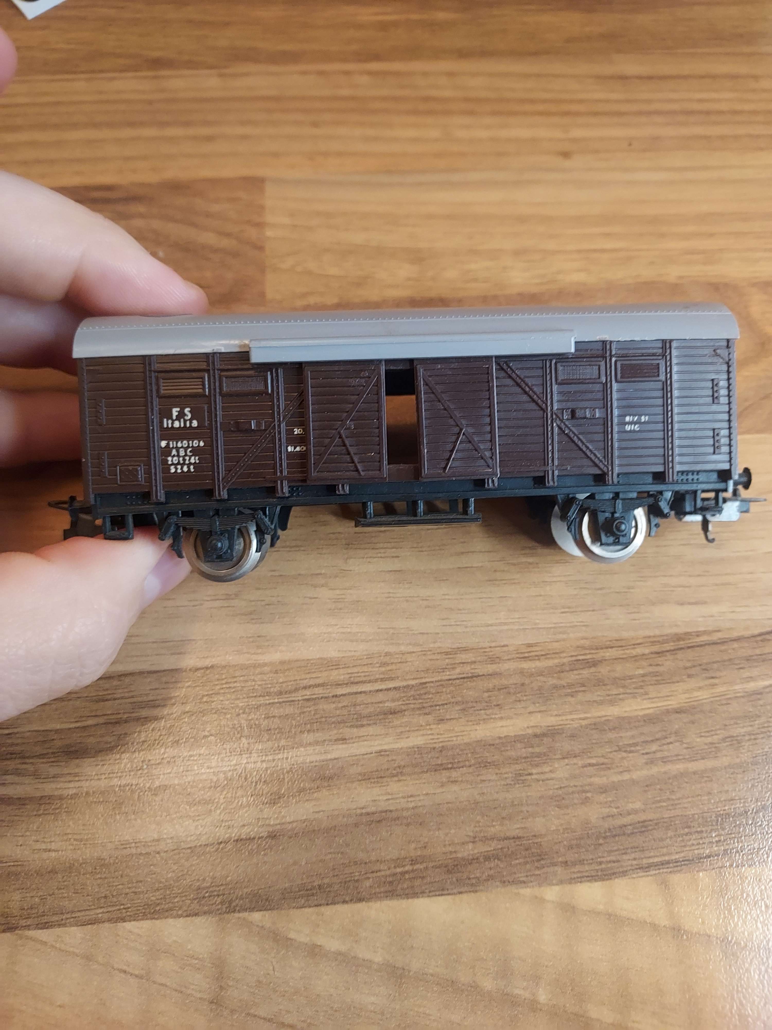 Lima wagon couvert HO ref 27 