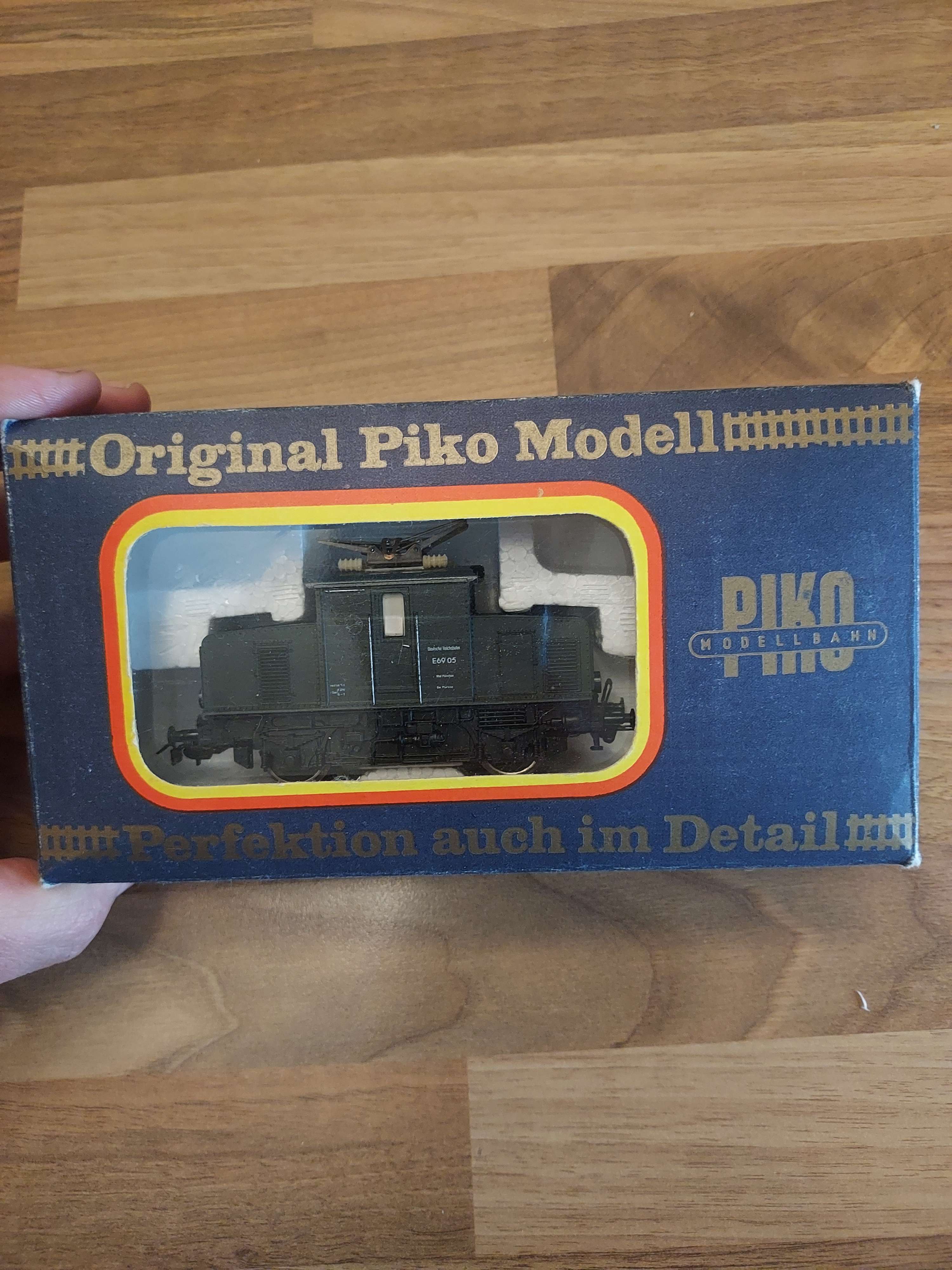 Piko locomotive E 6905 HO avec boite 