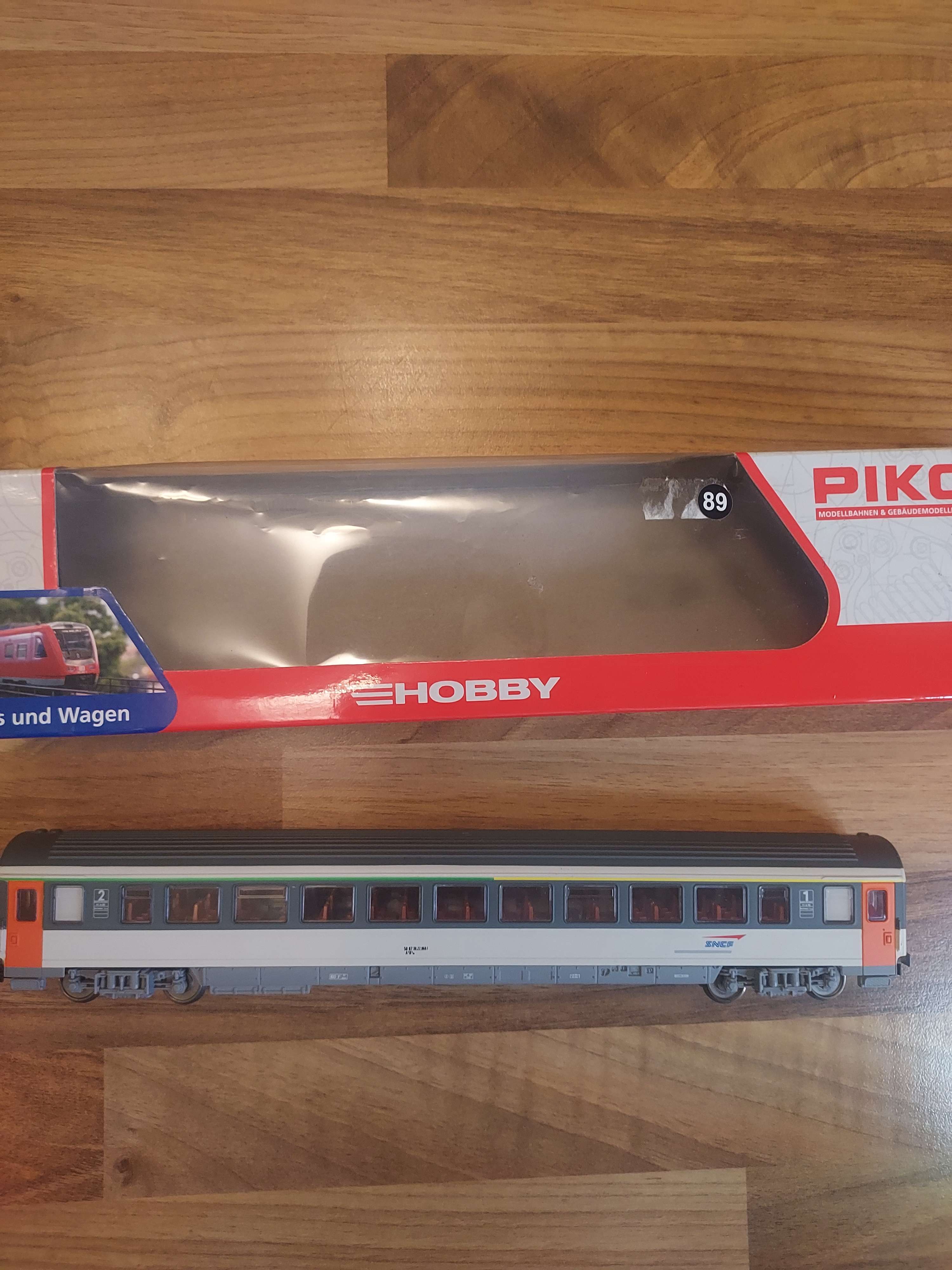 Piko voiture corail 2 &egrave;me classe 95620 avec &eacute;clairage am&eacute;nag&eacute;e jouef  HO 