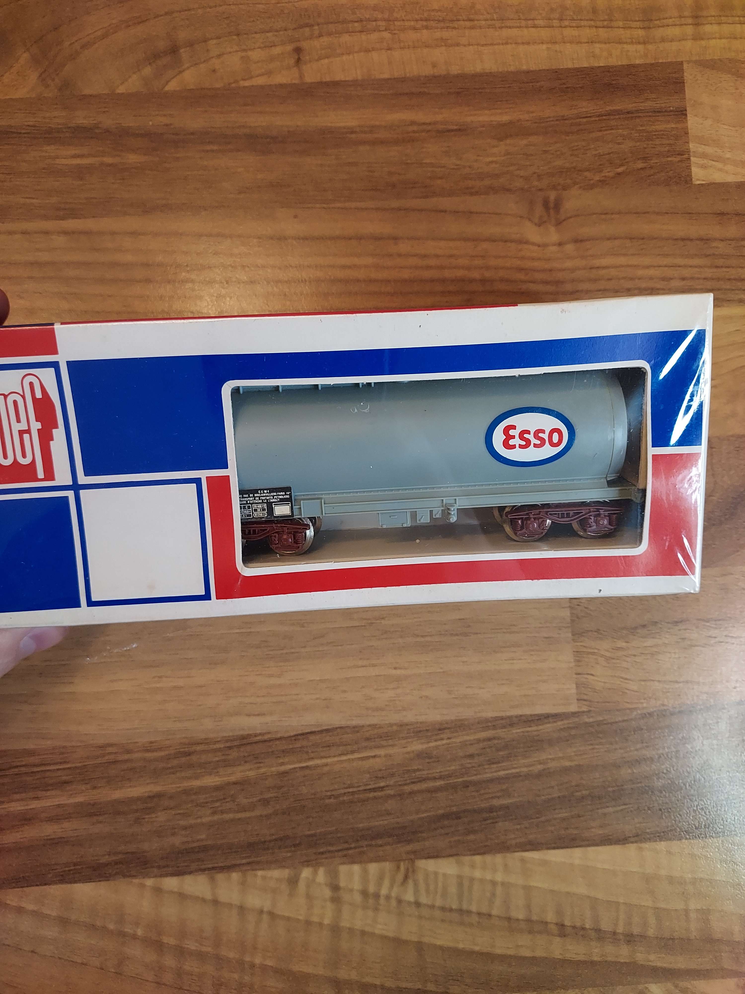JOUEF UN WAGONS CITERNE A BOGIES ESSO EN BOITE HO ref 6509 HO
