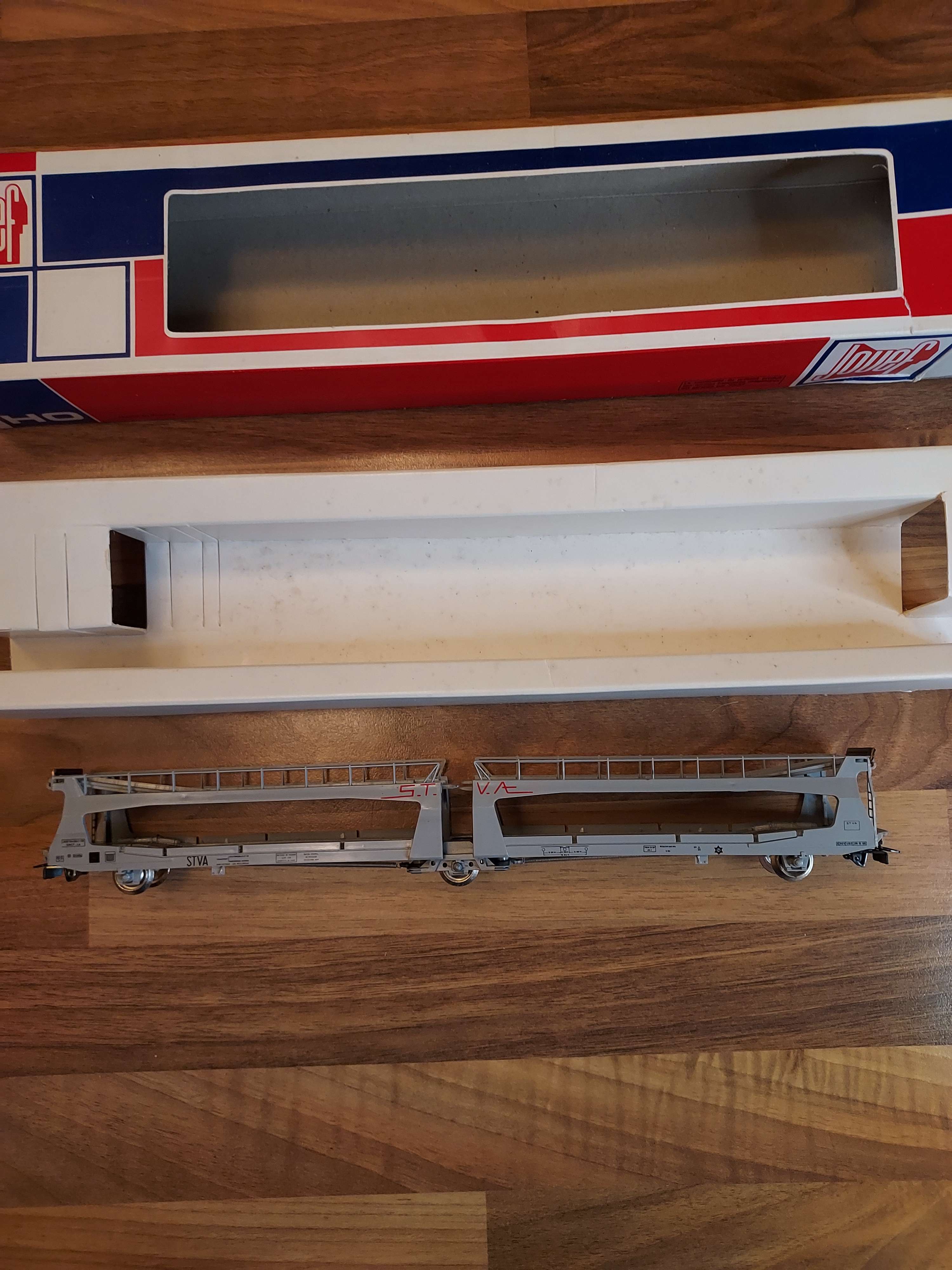 Jouef wagon porte voiture  S.T.V.A Articul&eacute; 3ESSIEUX. r&eacute;f: 6571 HO