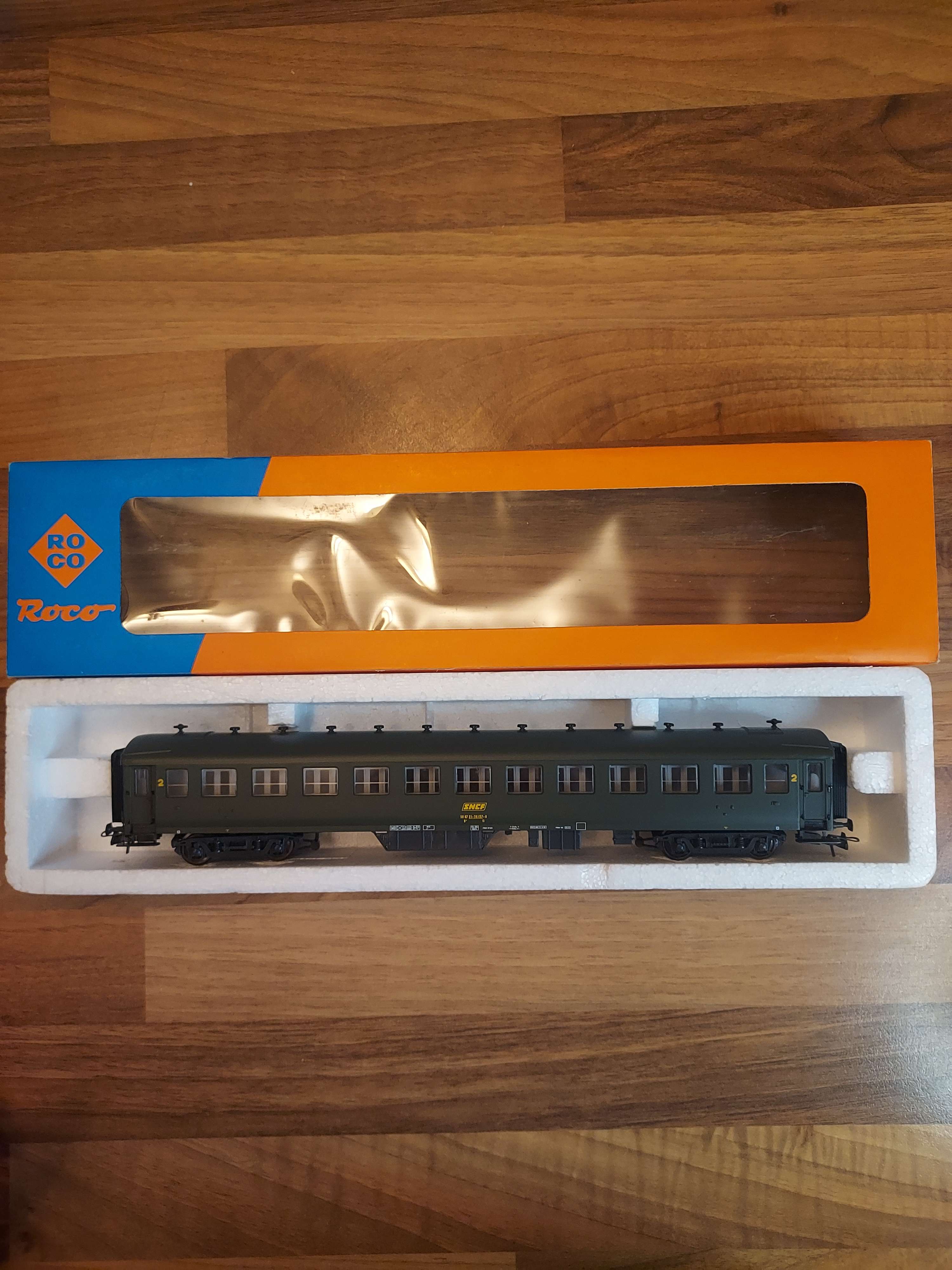 ROCO voiture voyageurs 2i&egrave;me classe type EST vert 44212A  HO