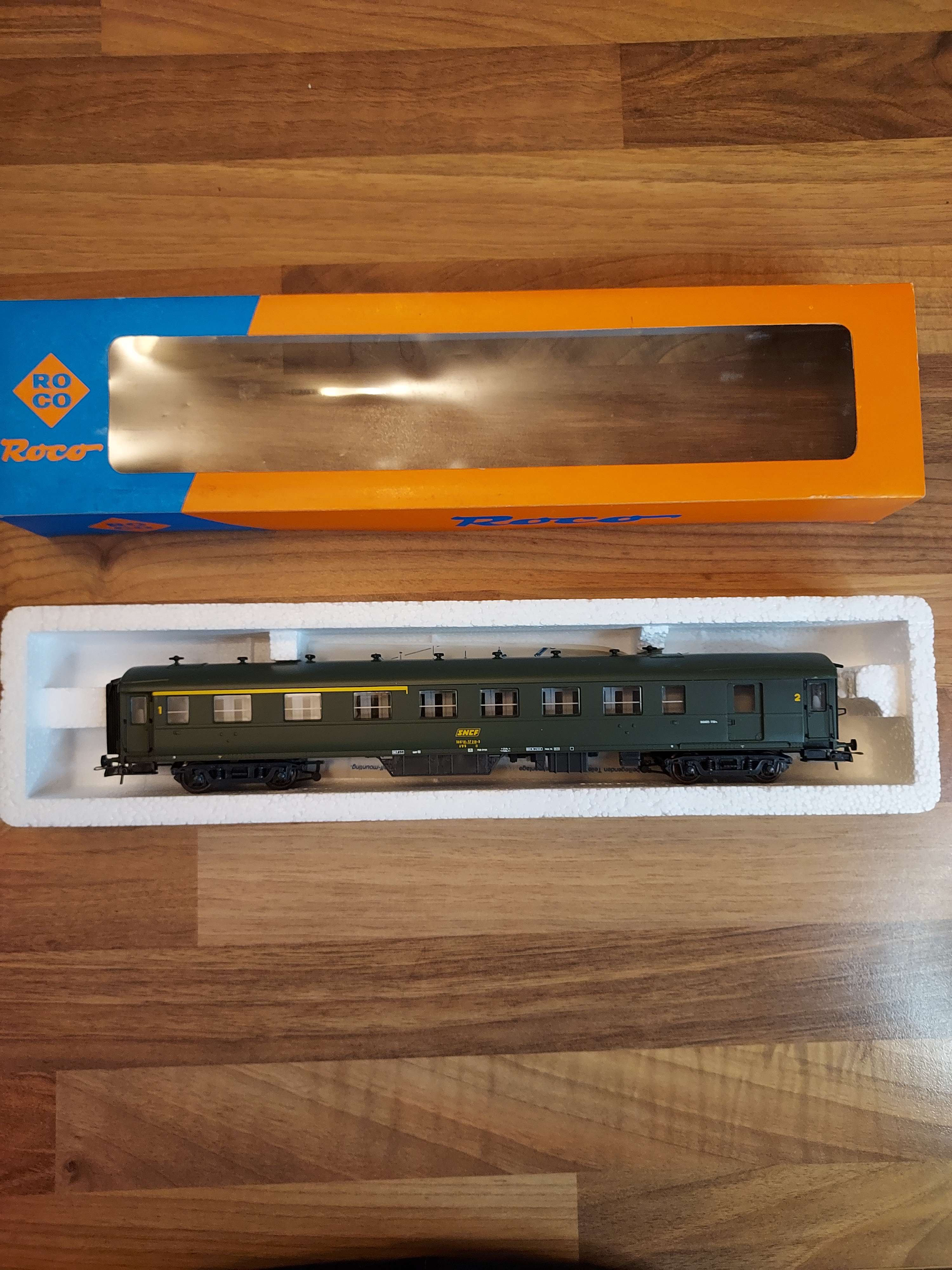 Roco 44214A SNCF voiture voyageurs 1/2cl H0 Bo&icirc;te ref  44218A