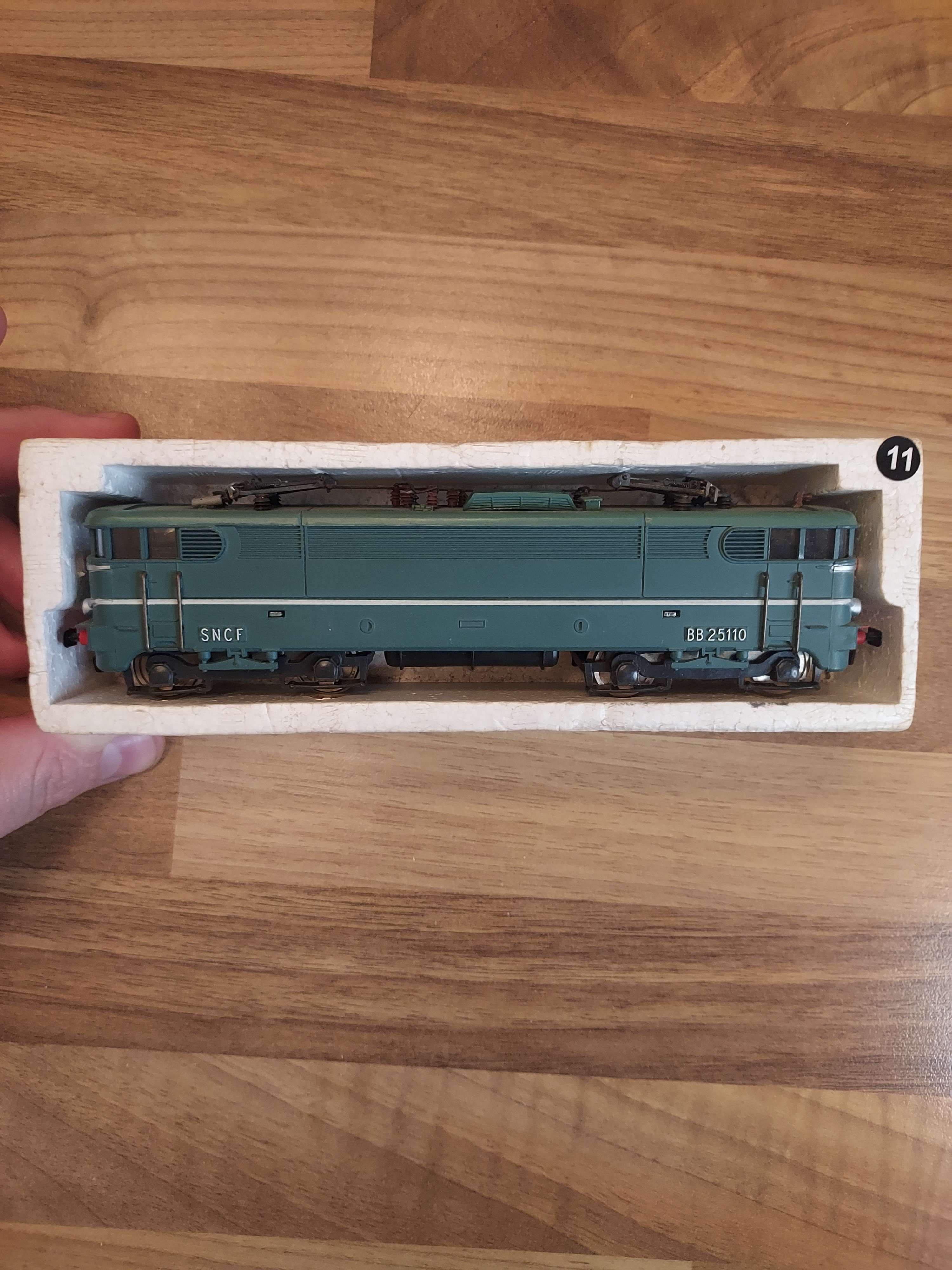 JOUEF  Locomotive  BB 25110  SNCF  REF  8582 HO &eacute;clairage invers&eacute; ( 11 )