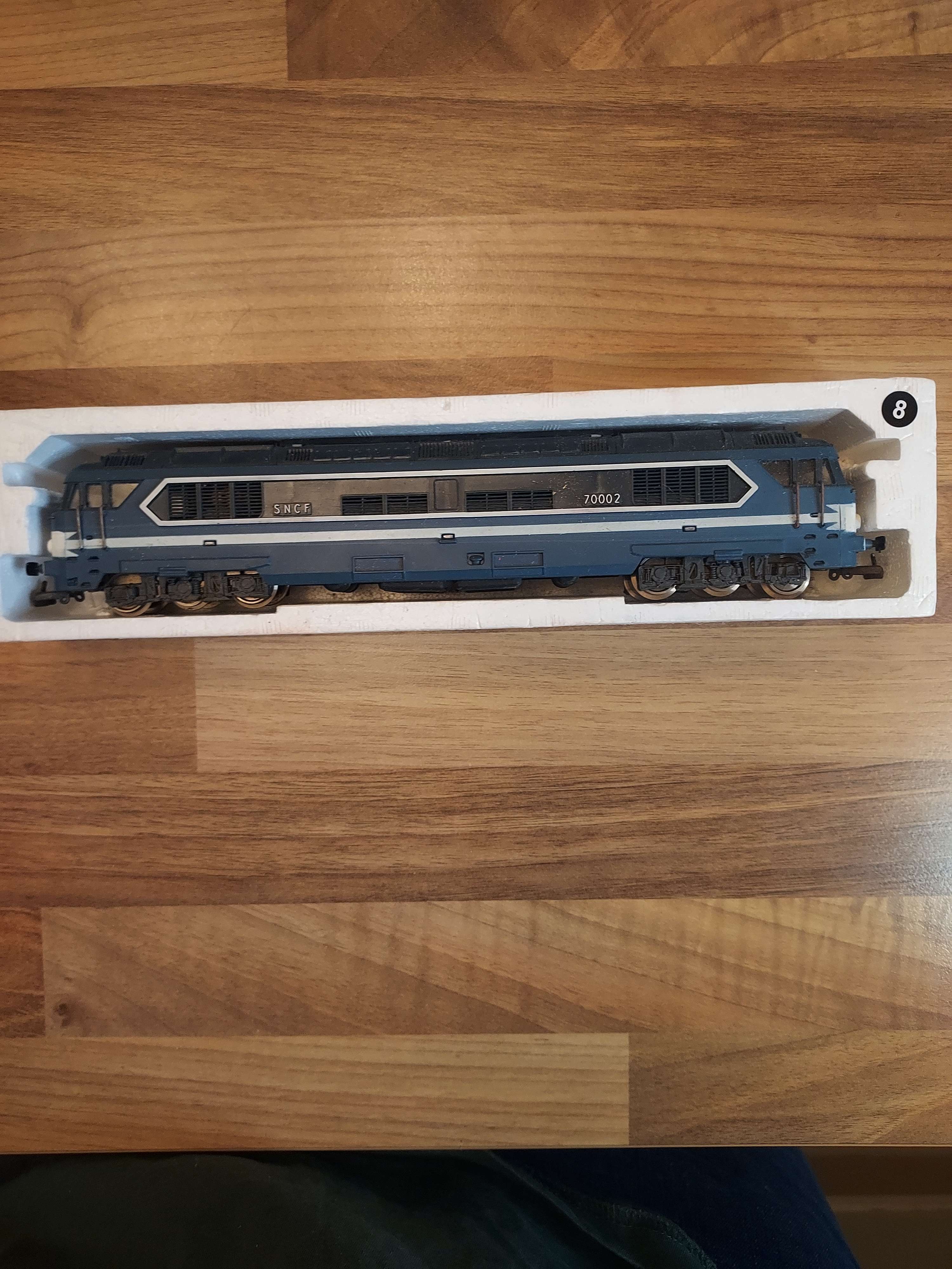 JOUEF  Locomotive DIESEL  BB 70002 SNCF  REF 8561  HO  ( 8 ) 