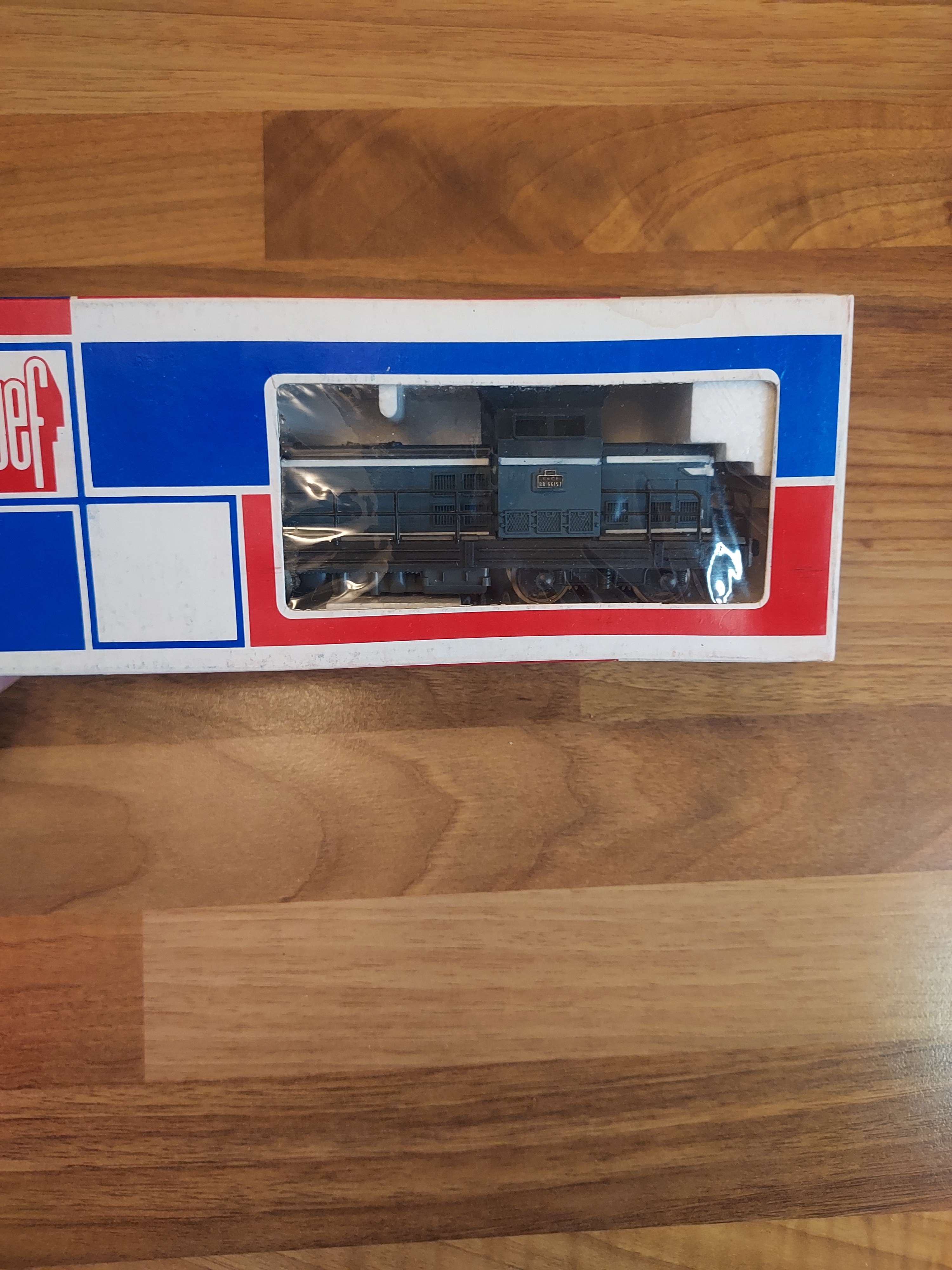 JOUEF-LOCOMOTIVE DIESEL BB 66150 SNCF HO REF 8531 avec &eacute;clairage invers&eacute; et bo&icirc;te 