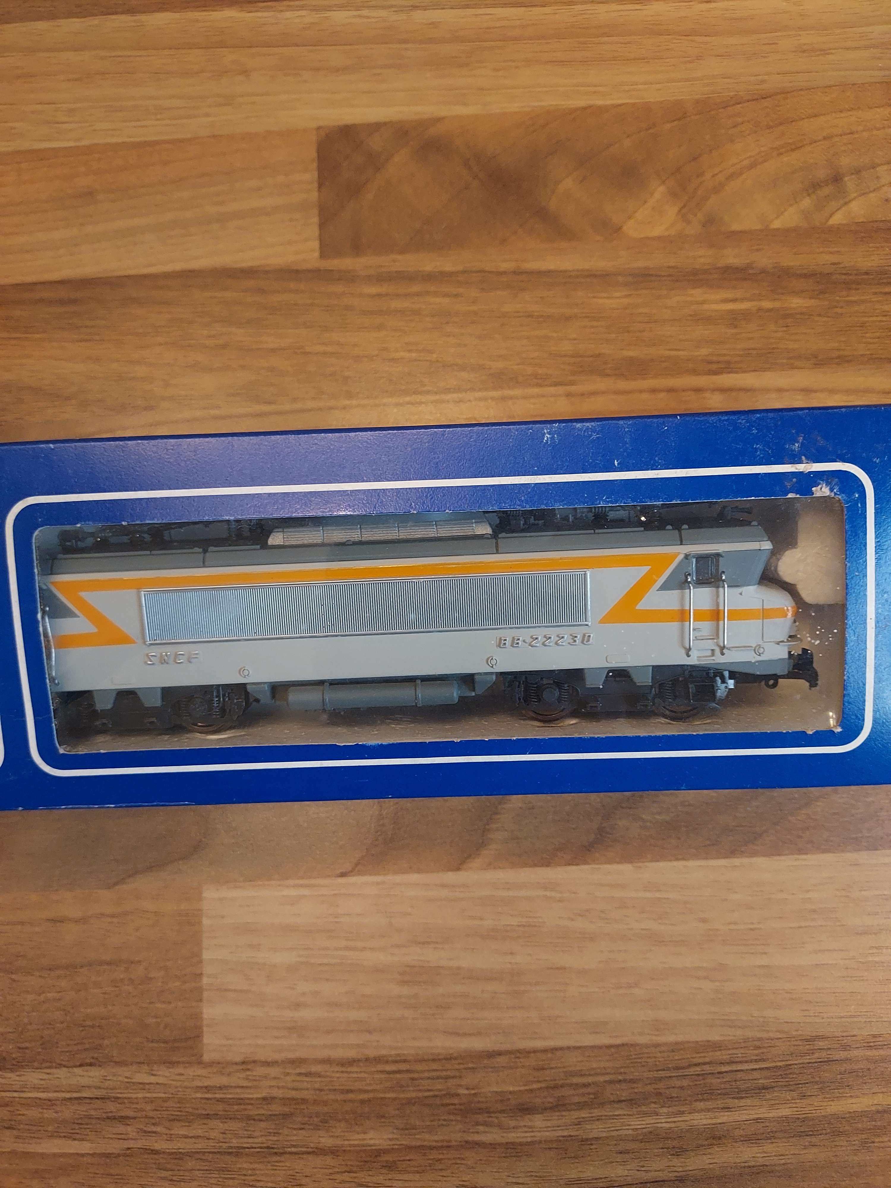 JOUEF CHAMPAGNOLE LOCOMOTIVE ELECTRIQUE BB 22230 SNCF ref 8347 avec boite &eacute;clairage invers&eacute; HO