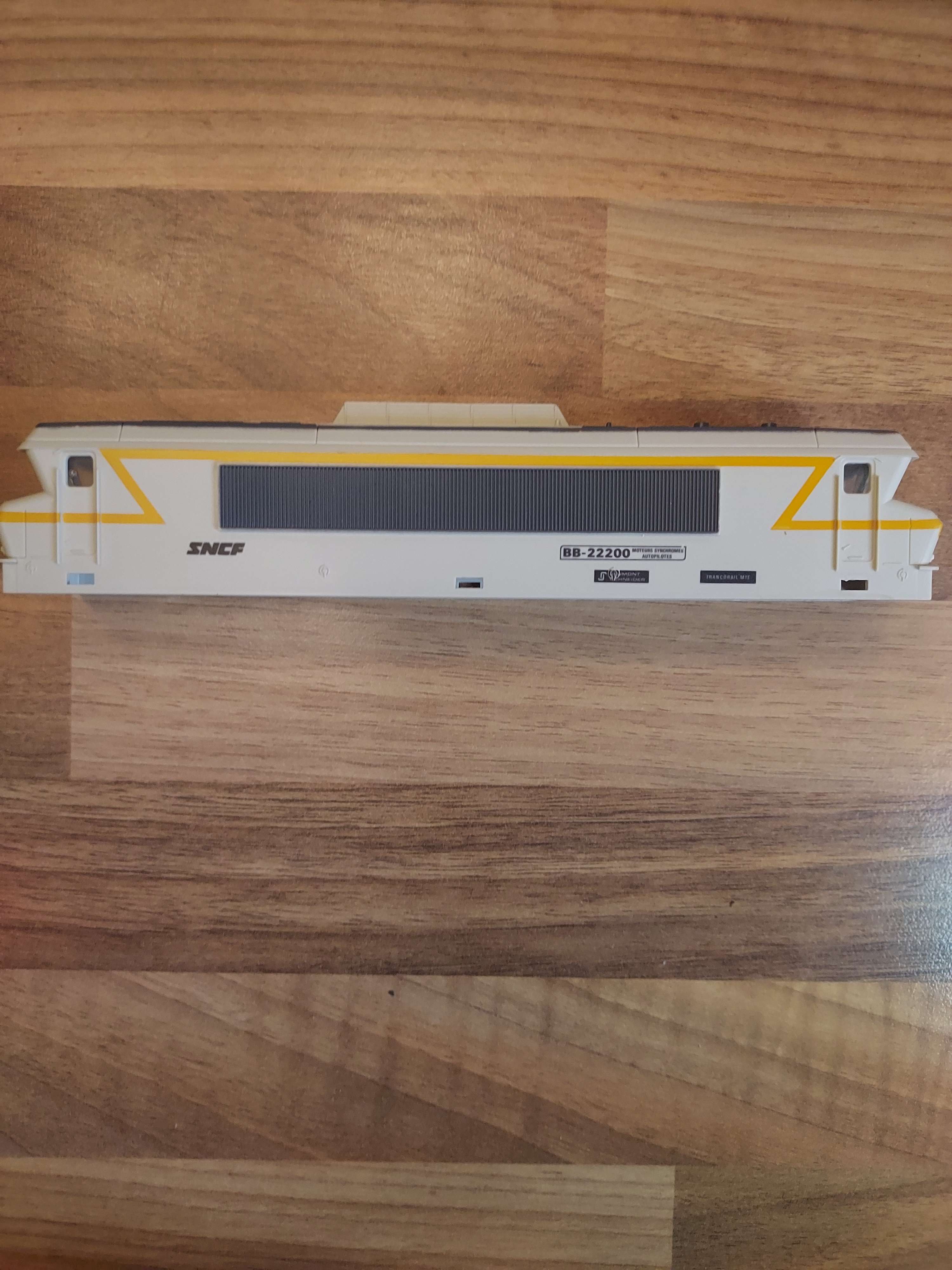 Fobbi  caisse carrosserie coque de locomotive BB 22200 HO ref ( 68 ) 