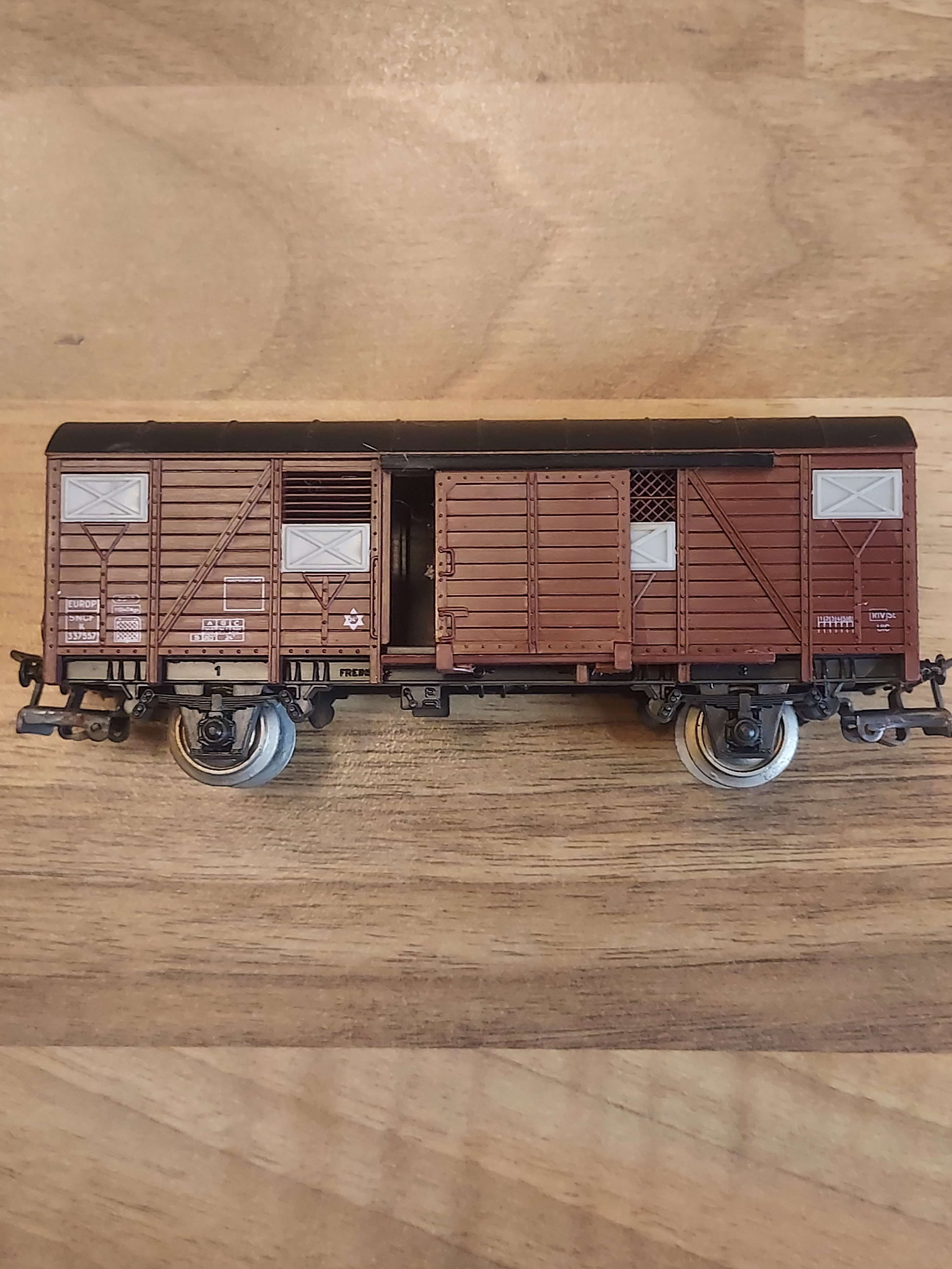 JOUEF WAGON COUVERT SNCF MARRON FONCE TOIT NOIR ESSIEUX HO