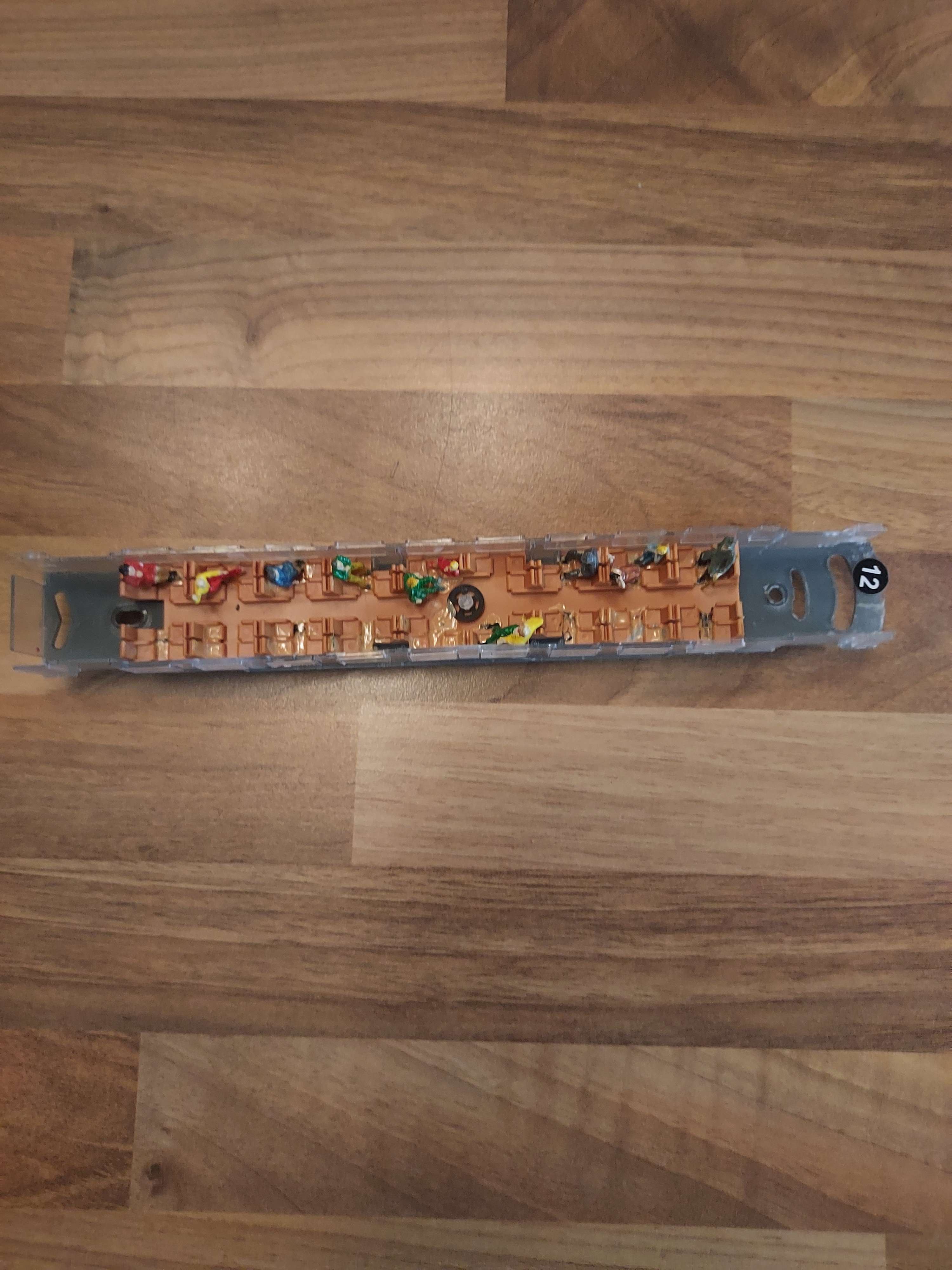 Jouef ch&acirc;ssis si&egrave;ge avec personnages pour fausse motrice autorail  XRAx  8734 HO ref 12