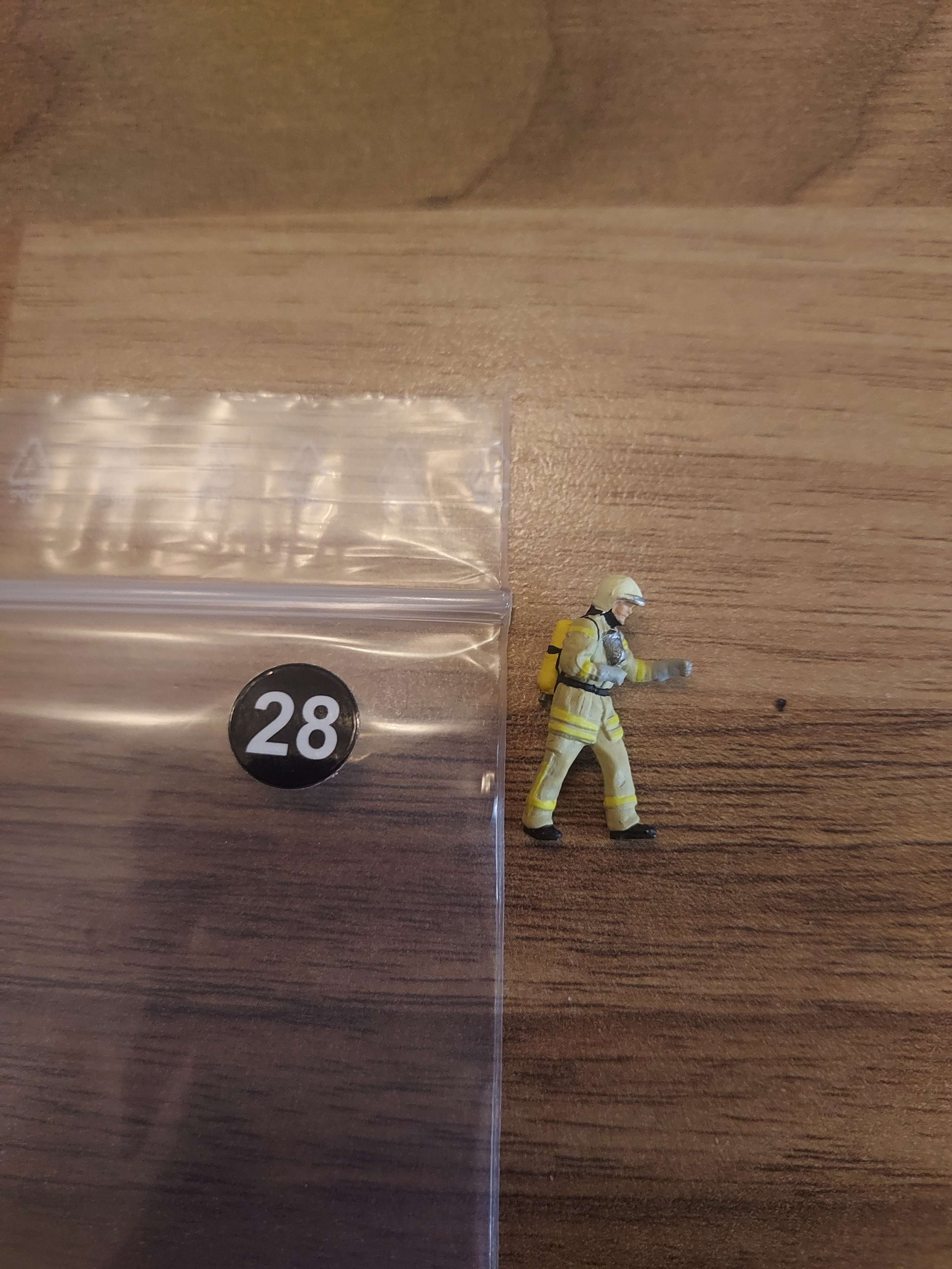 Personnage preiser pompier en tenues d'interventions neuf HO ref 28 