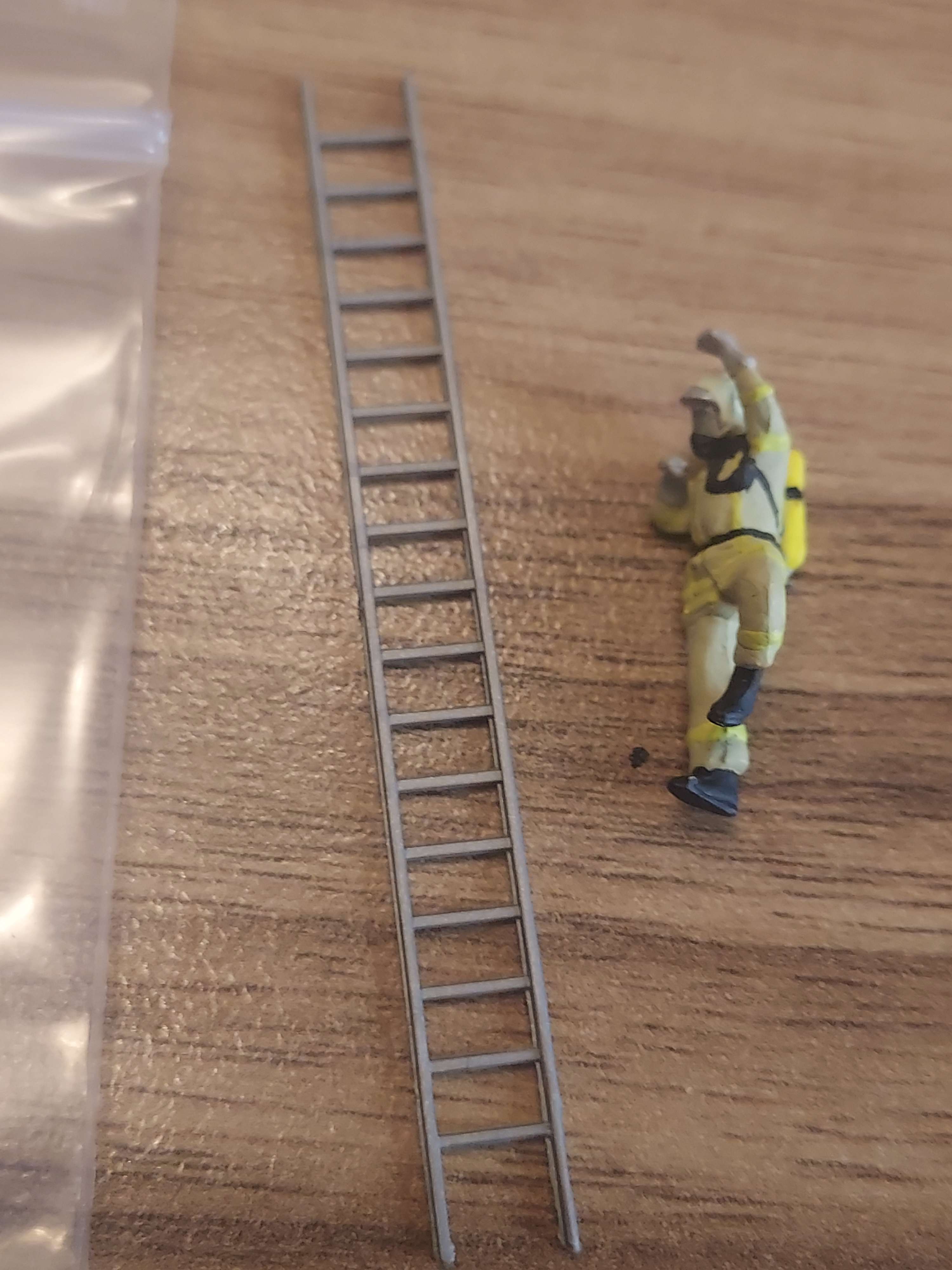 Personnage preiser pompier en tenues d'interventions neuf  avec &eacute;chelle HO ref 27