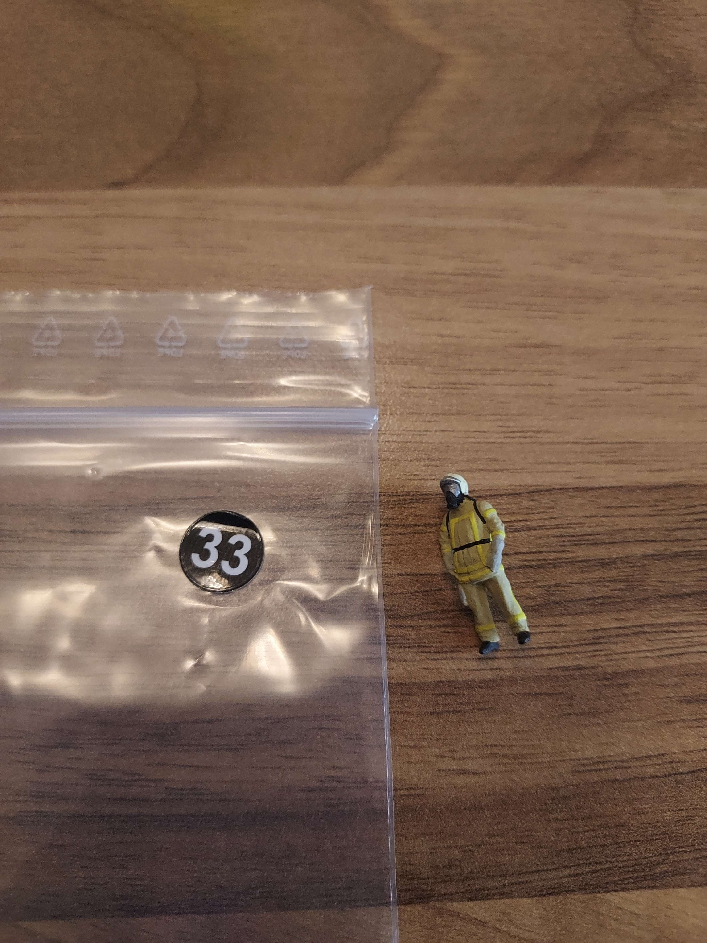 Personnage preiser pompier en tenues d'interventions neuf HO ref 33