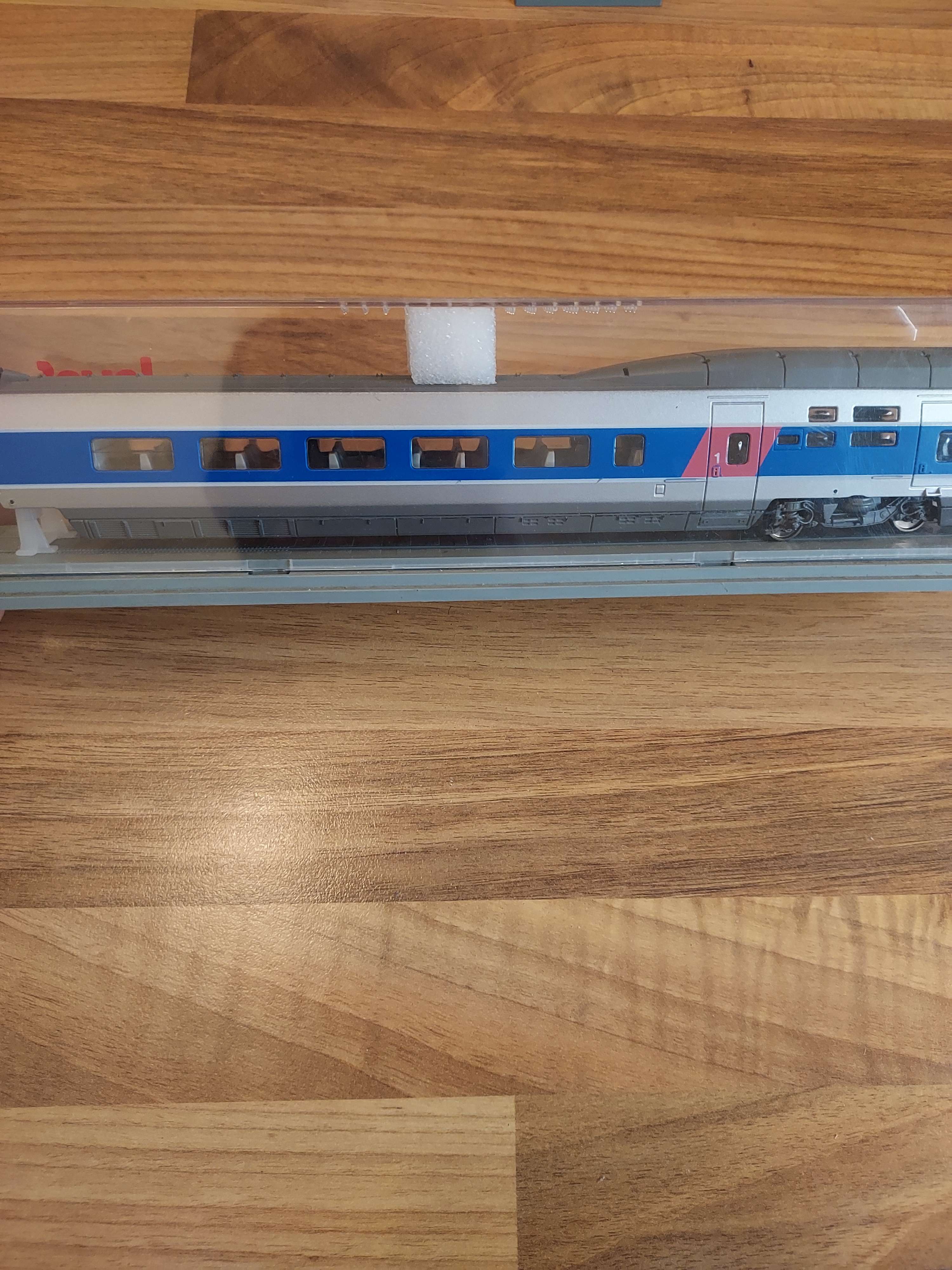 Jouef voiture tgv Atlantique version modelisme am&eacute;nag&eacute;e 1 e classe avec boite cristal 590100