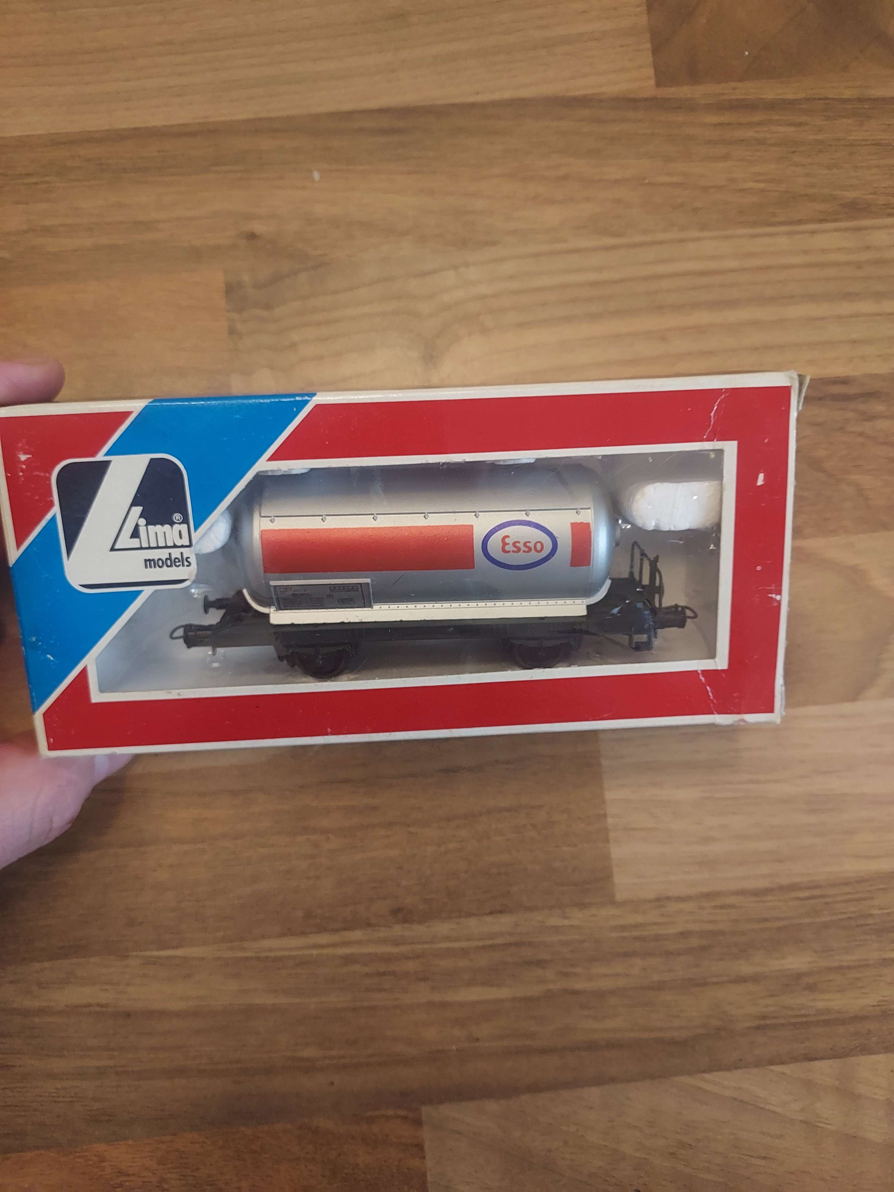 LIMA WAGON CITERNE ESSO 302711 HO DANS SA BOITE comme neuf 