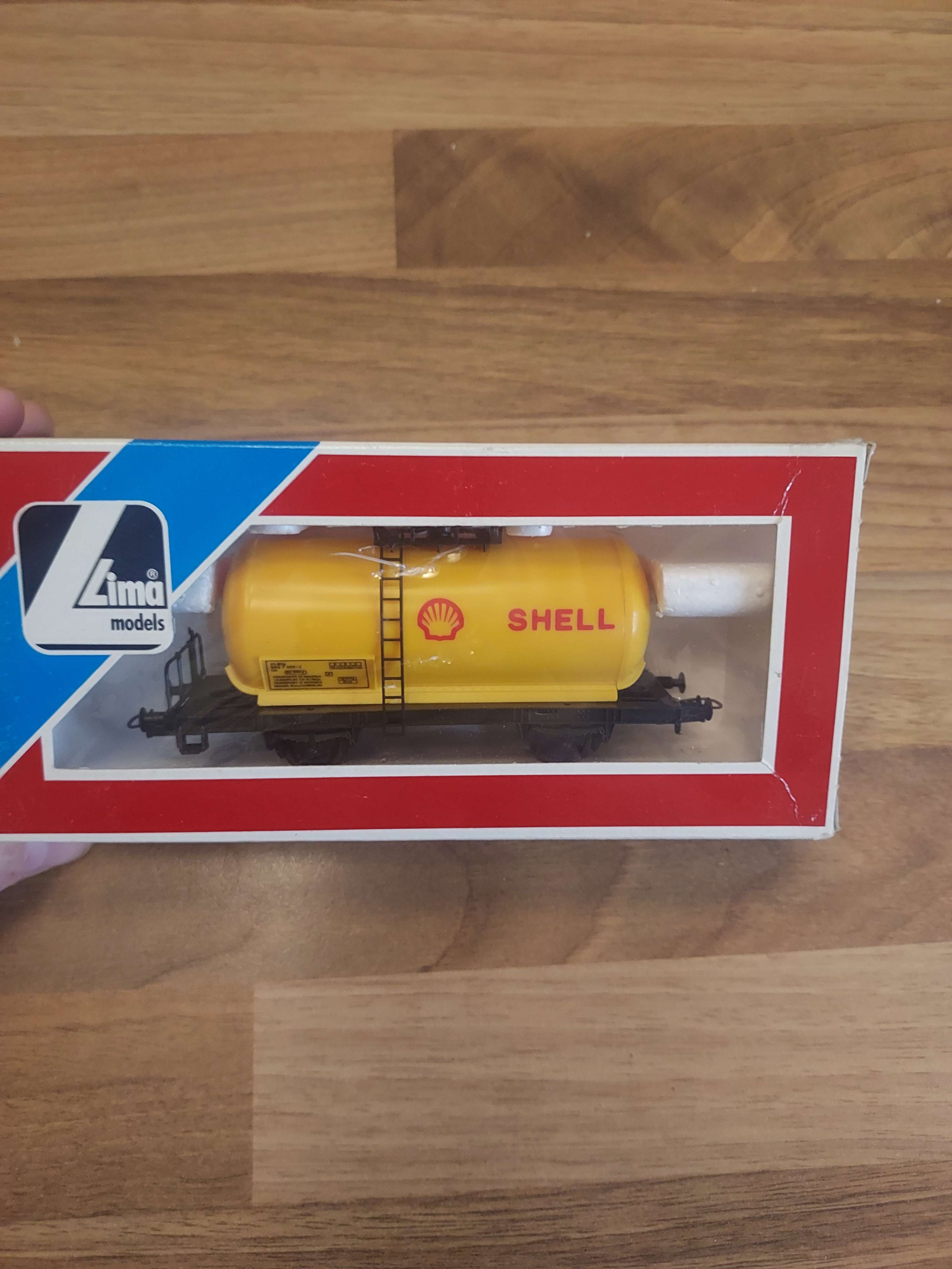 Lima wagon citerne shell HO avec boite ref 302713 tr&egrave;s bon &eacute;tat 