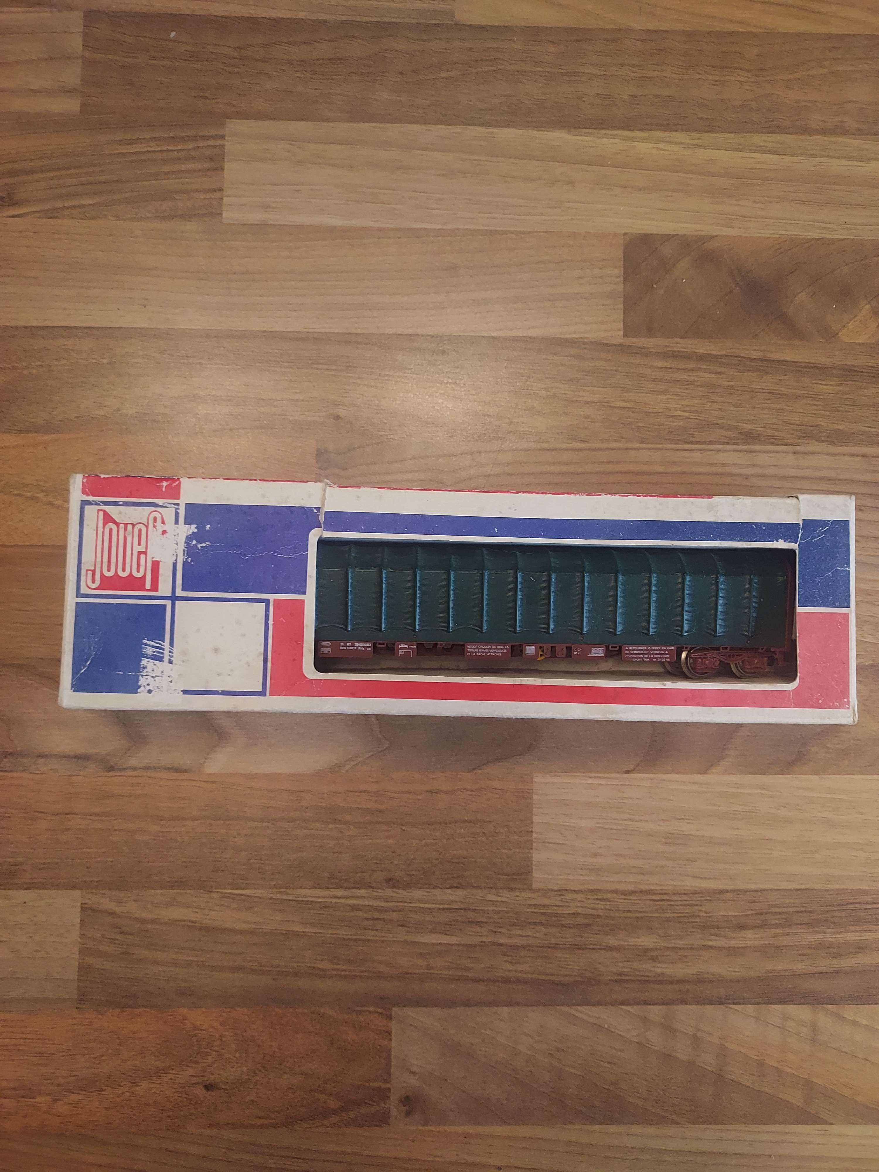 JOUEF HO 6752 - Wagon plat &agrave; dossiers b&acirc;ch&eacute; &agrave; bogies SNCF avec boite 