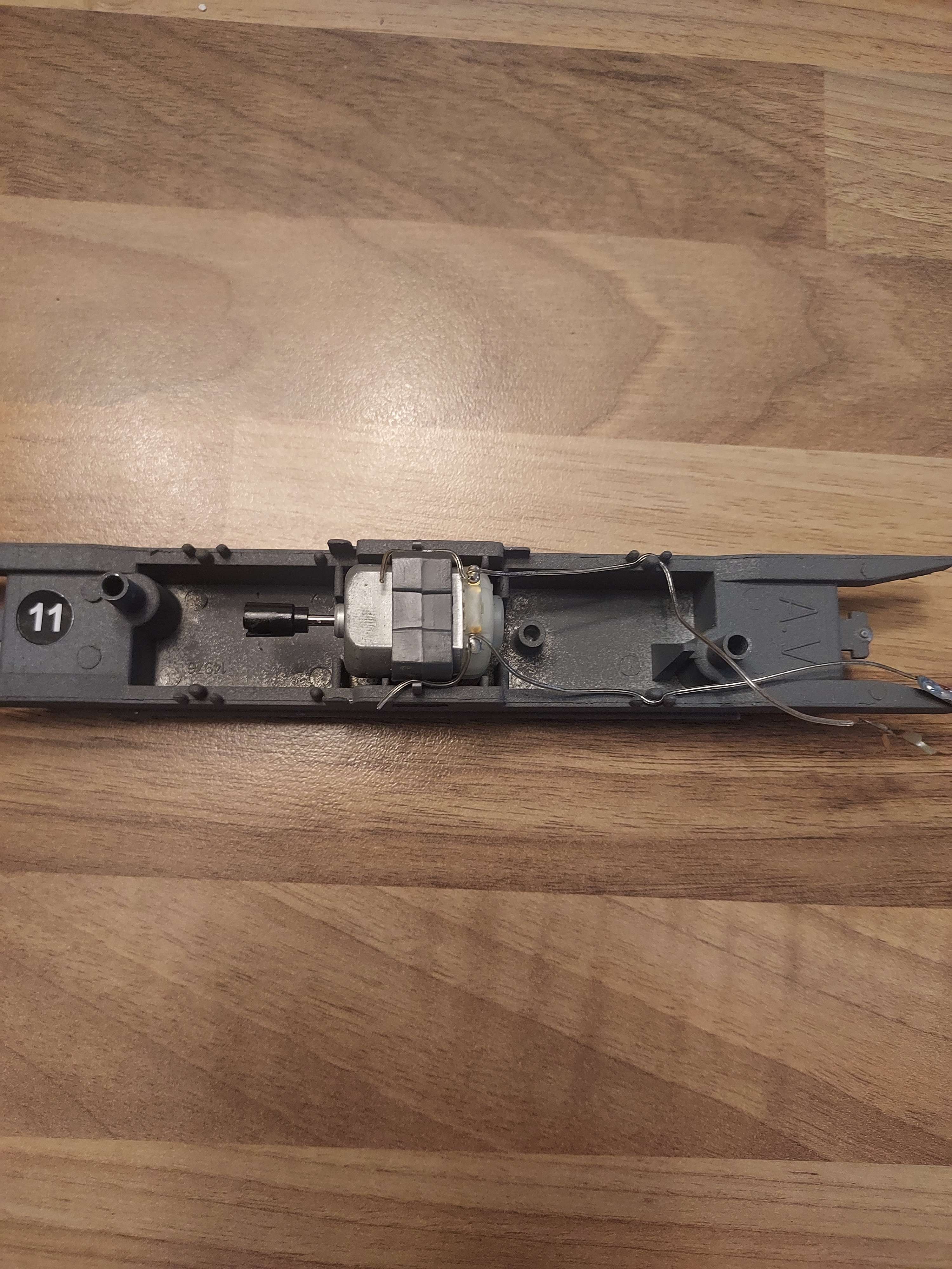 JOUEF ch&acirc;ssis en m&eacute;tal avec son moteur et noix de cardan de TGV ATLANTIQUE - HO ref 11