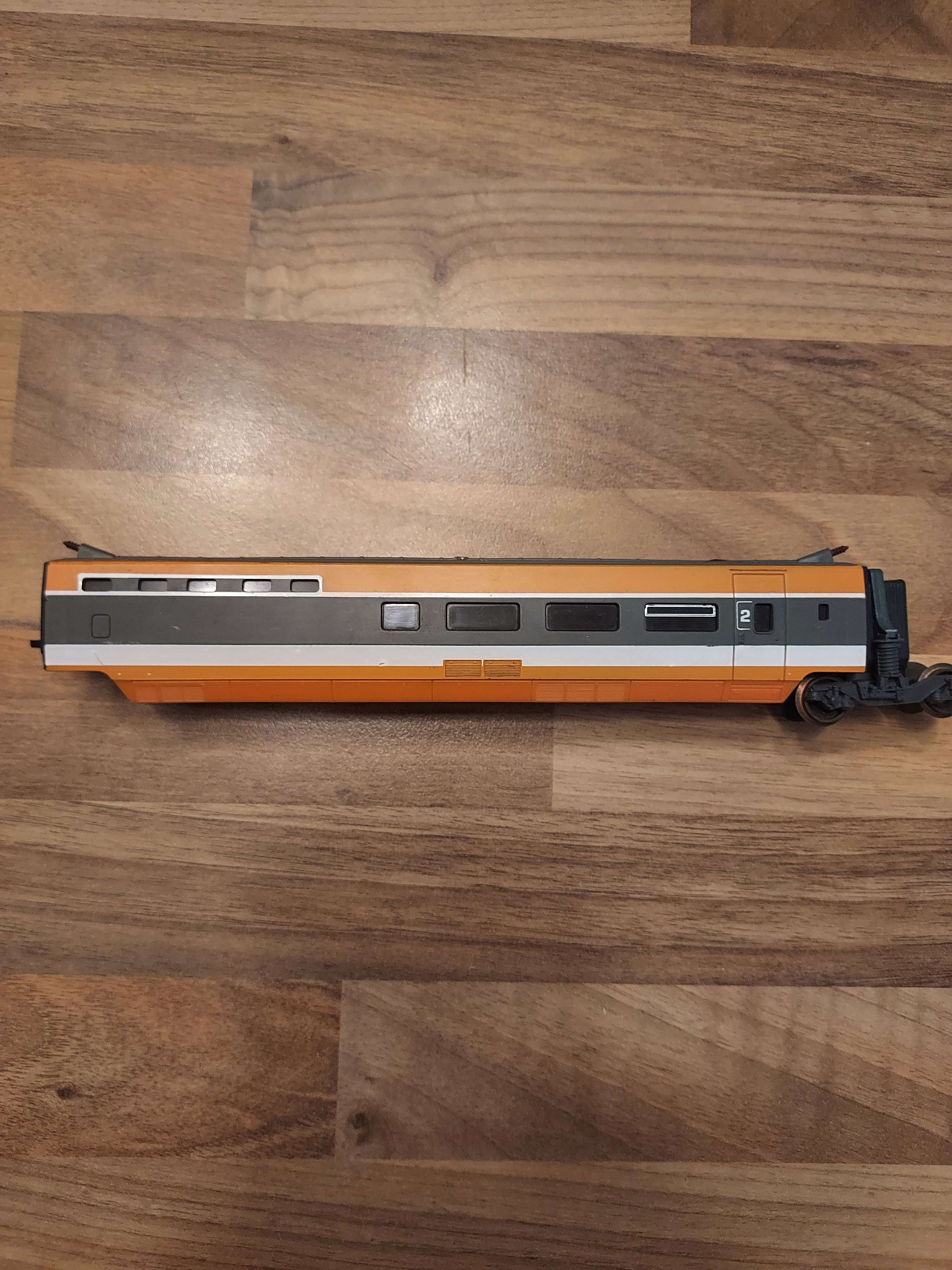 Lima voiture tgv interm&eacute;diaire avec bogie HO ref 3