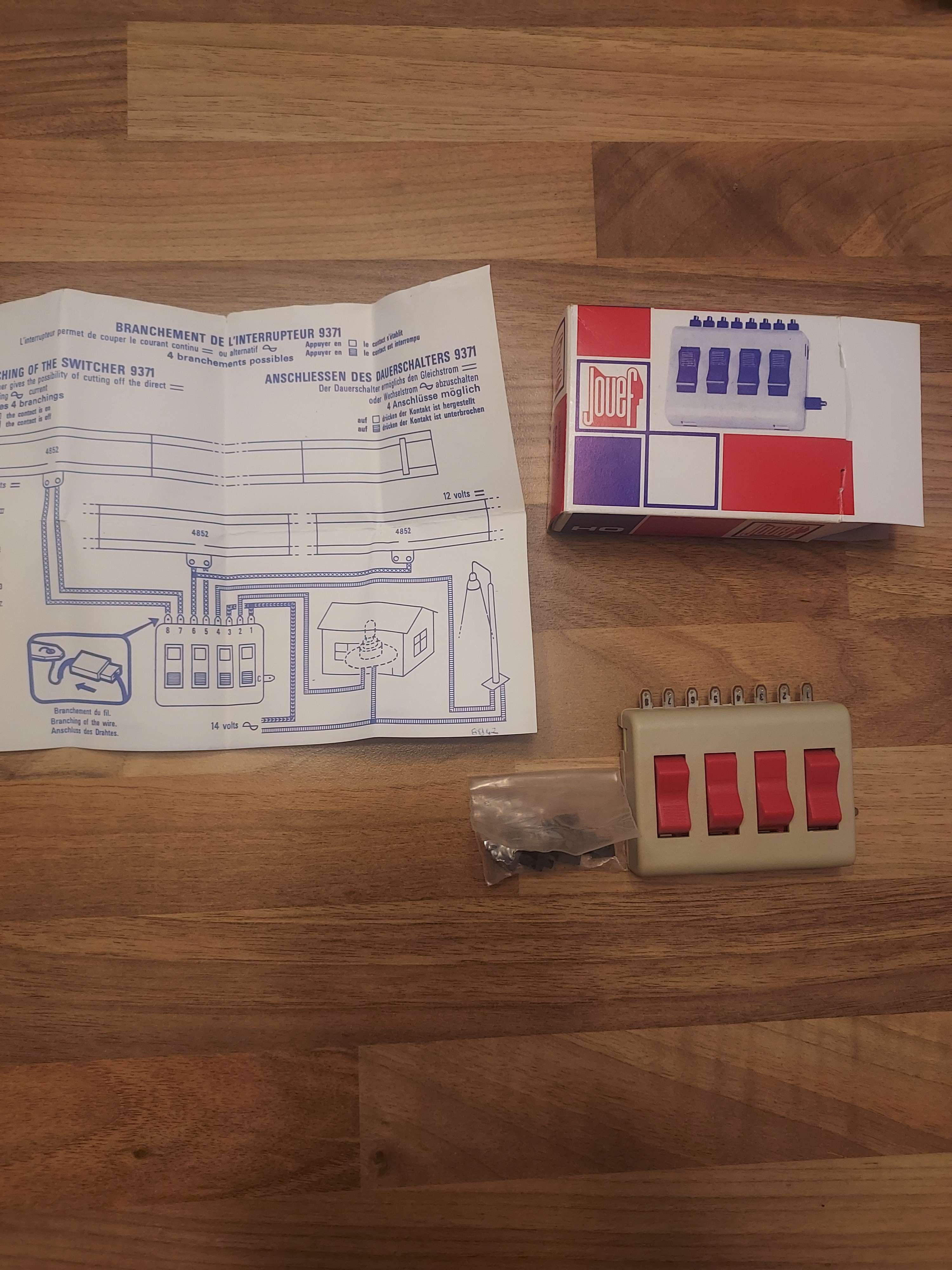Bo&icirc;tier de 4 commandes &agrave; contact permanent - Jouef 9371