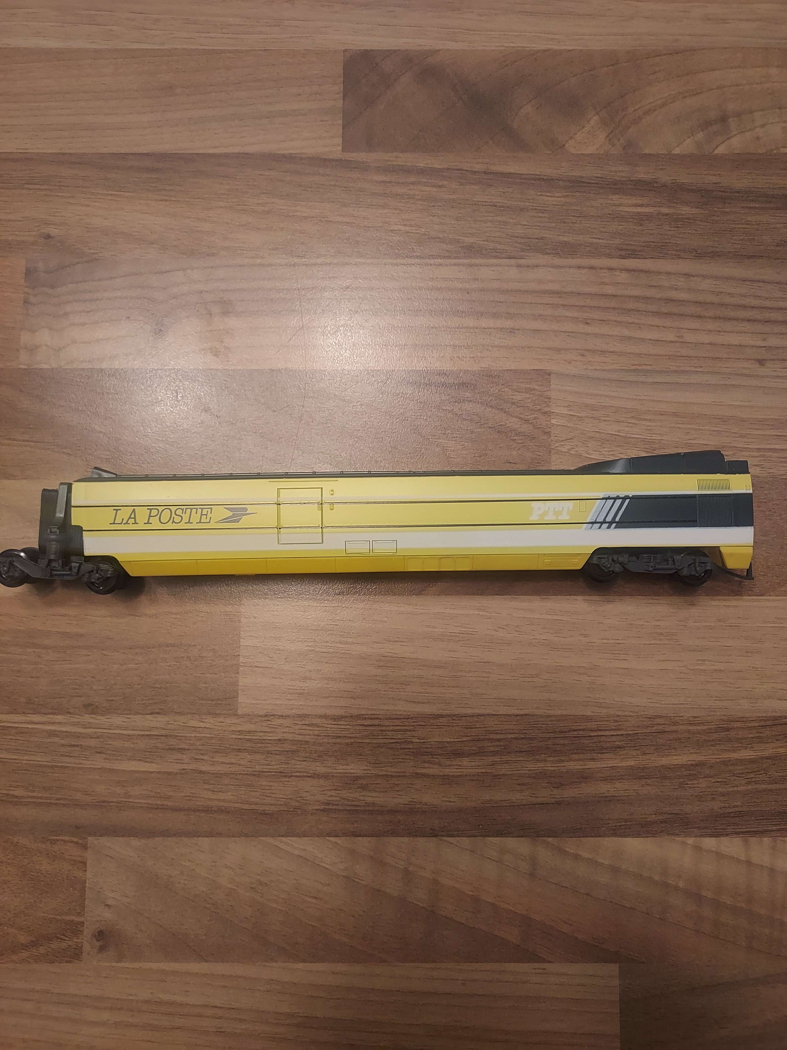 Lima voiture tgv la poste PTT  Ho avec bogie jaune 