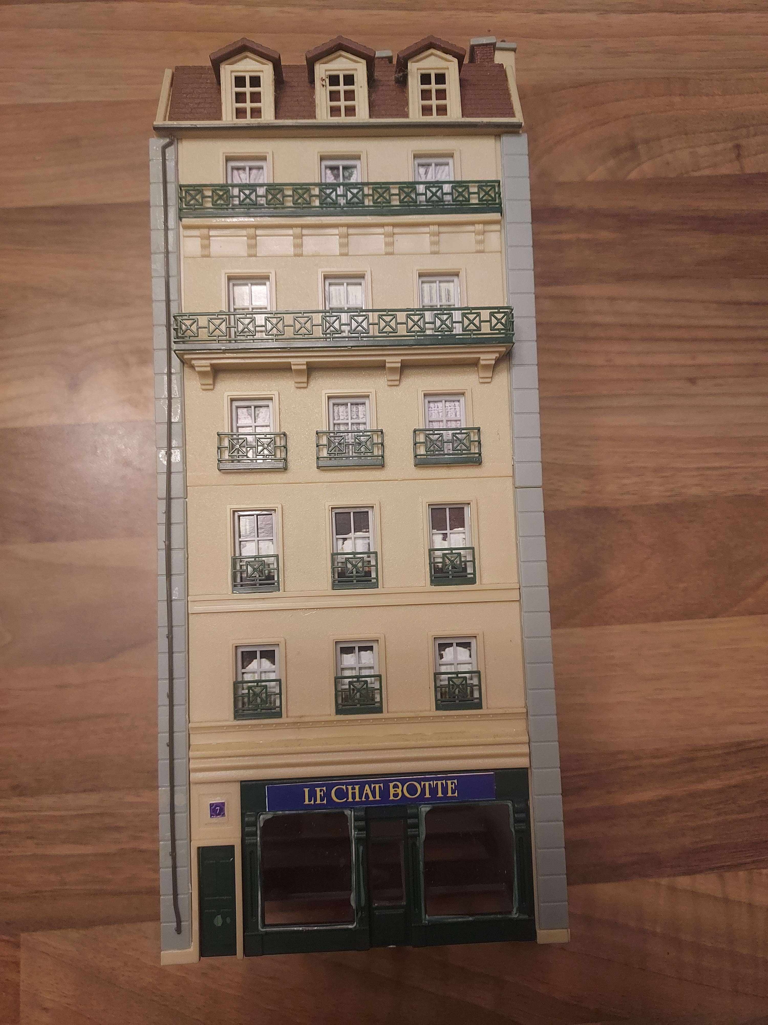 Faller grand immeuble HO avec magasin 