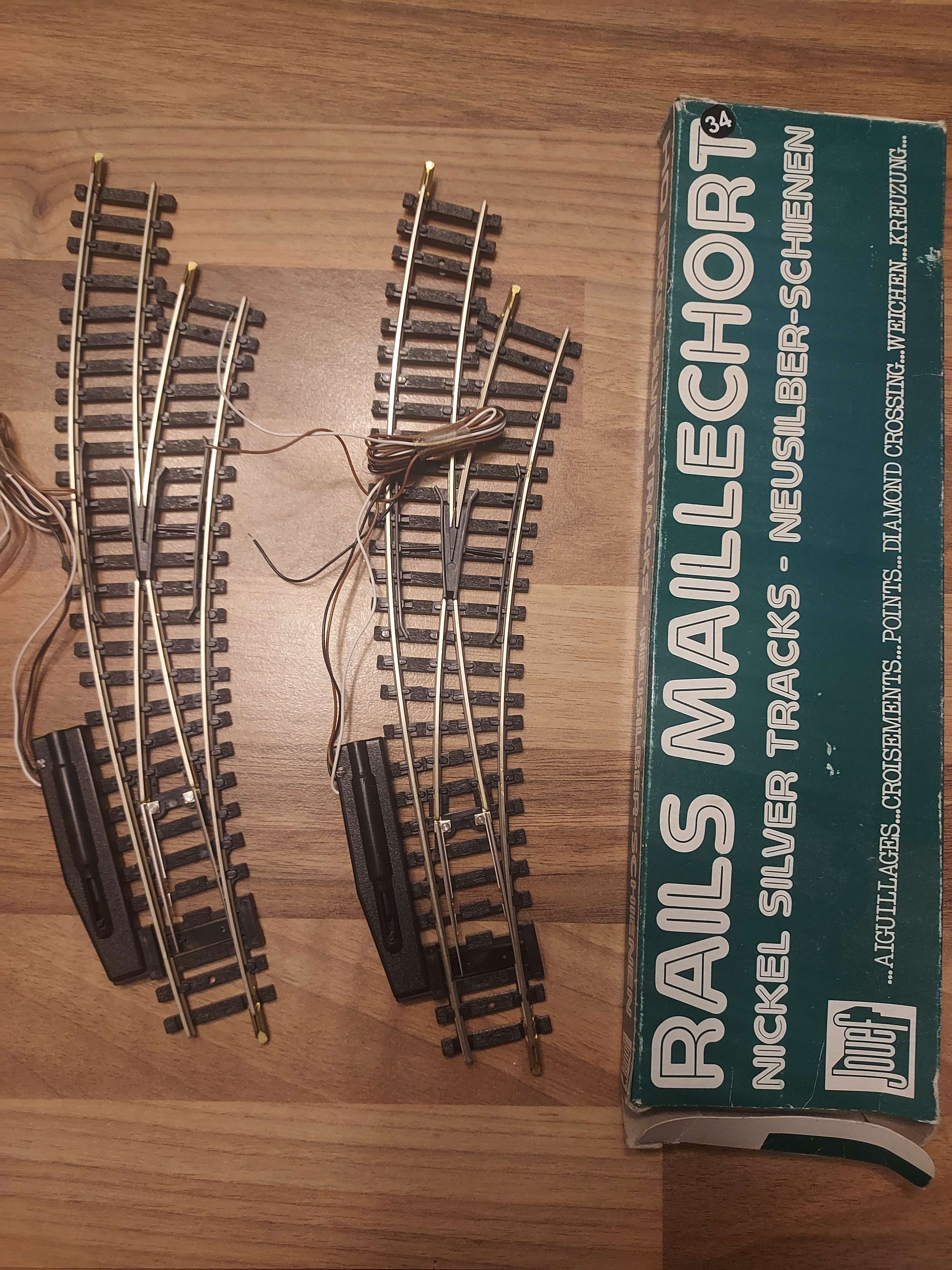 Jouef lot de deux aiguillages &eacute;lectriques droit courbe rails maillechort R&eacute;f 34