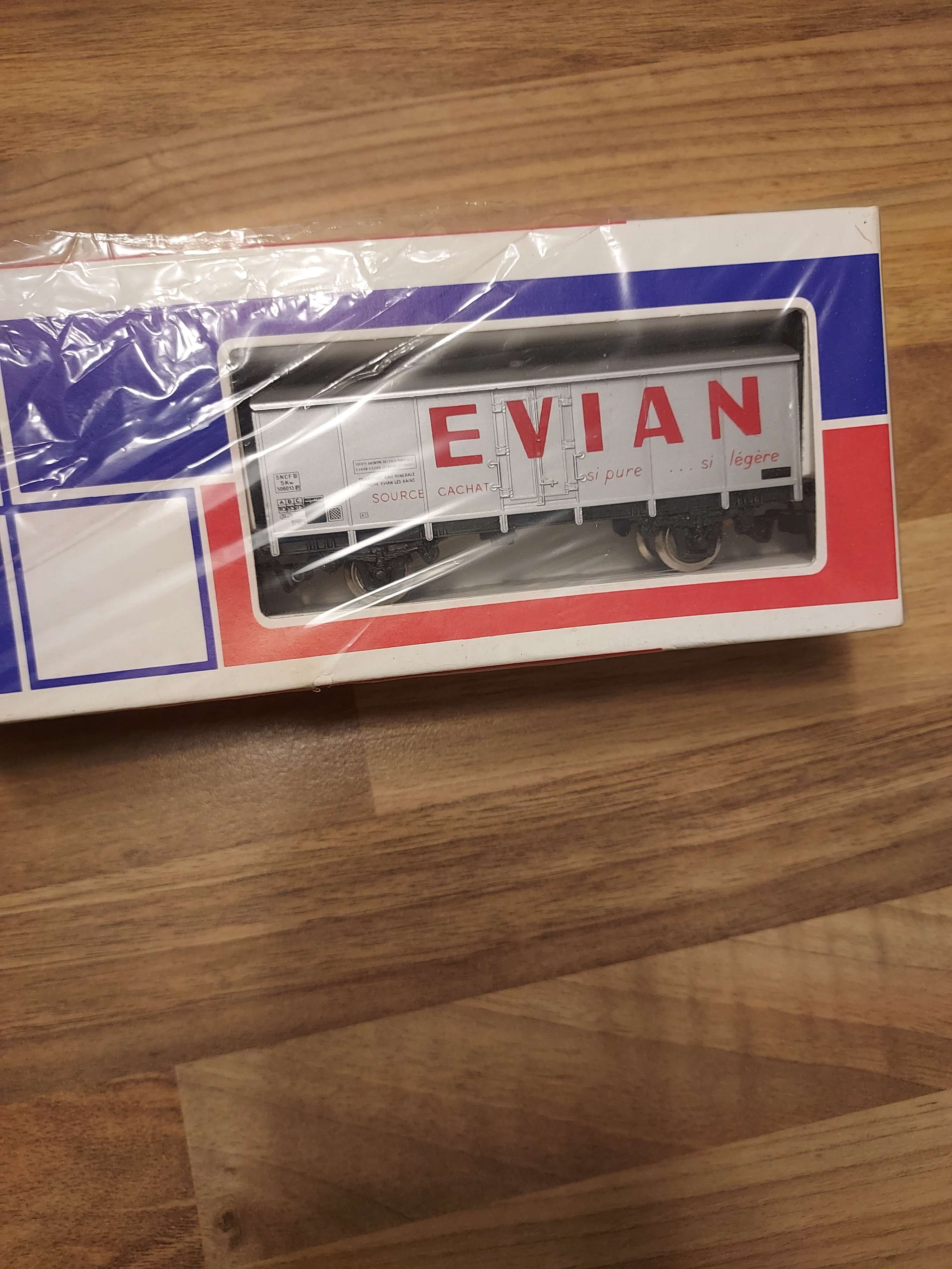 Jouef wagon evian avec boite sous blister Ho