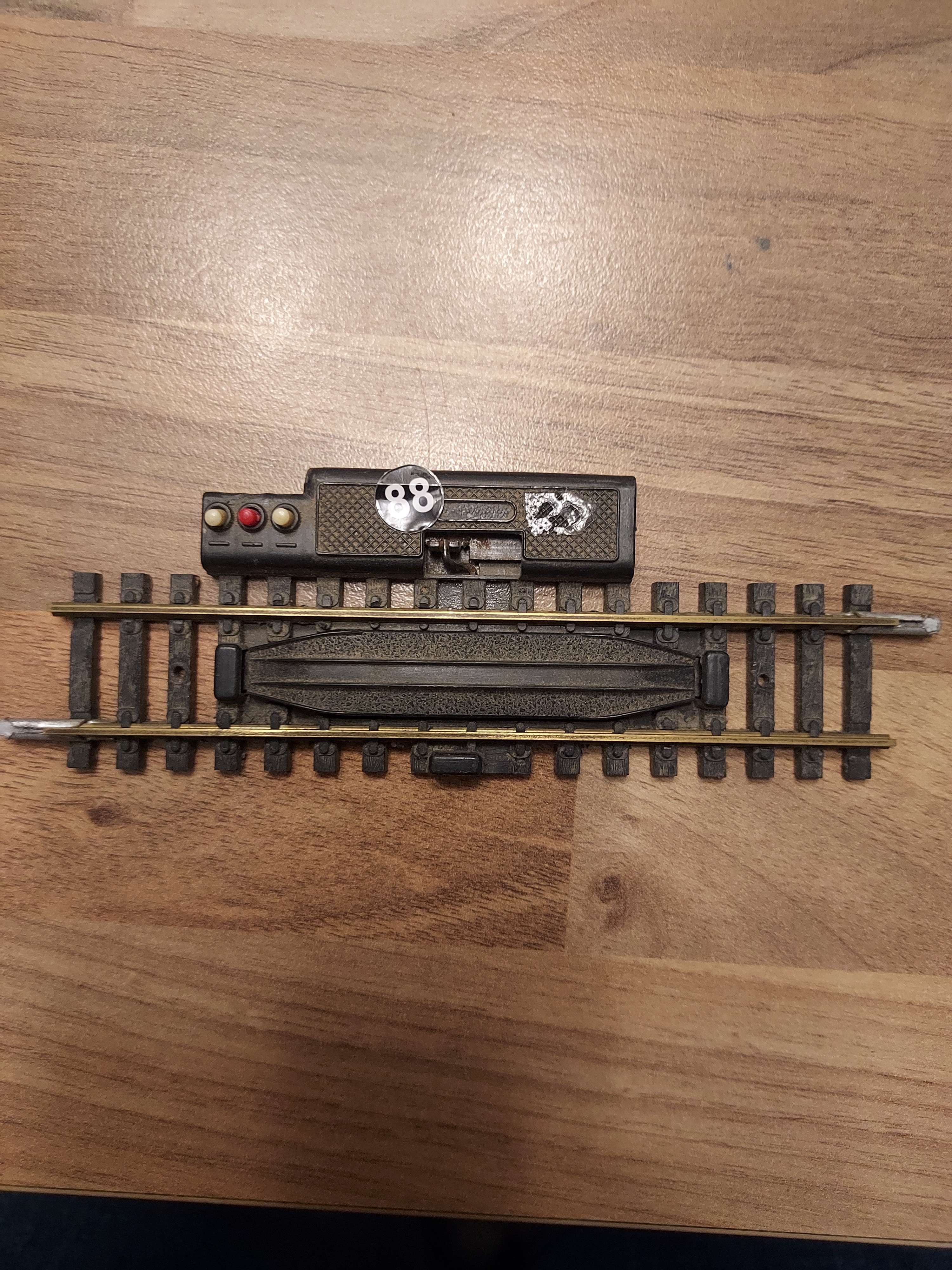 Jouef rail droit d&eacute;crocheur &eacute;lectrique ref 480 rails laiton HO ref 88