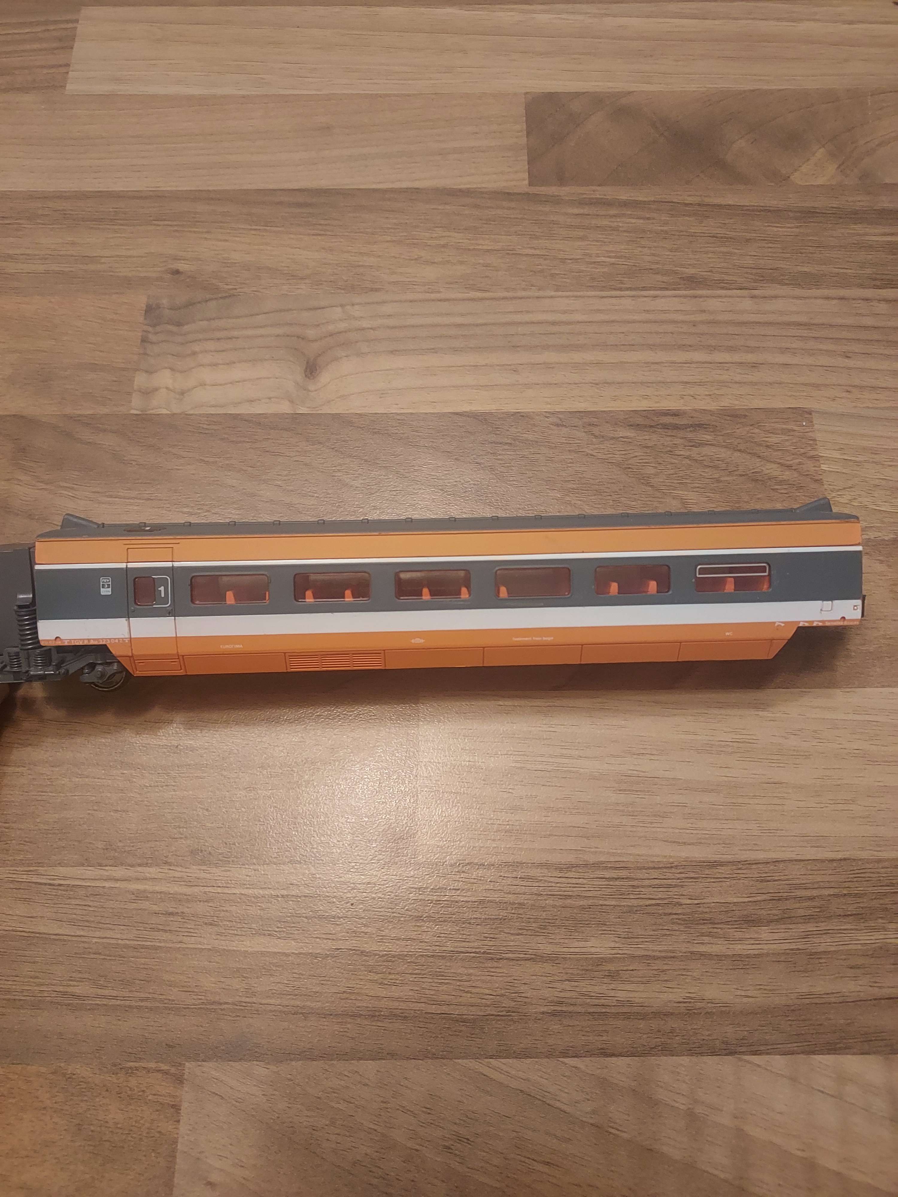 Jouef voiture tgv sud est 1 er classe avec bogie HO ref 1