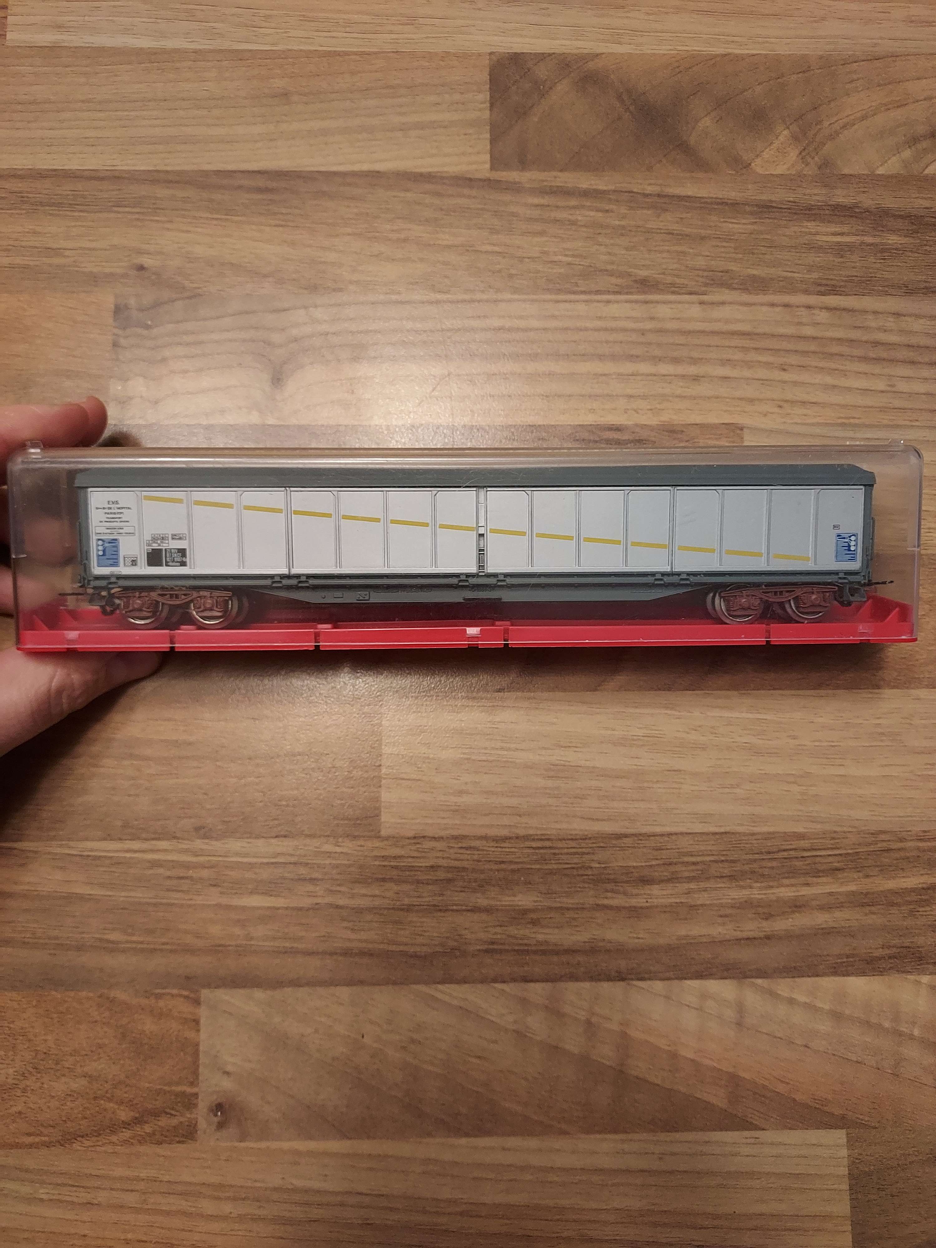 Jouef wagon marchandise avec boite cristal Ho 