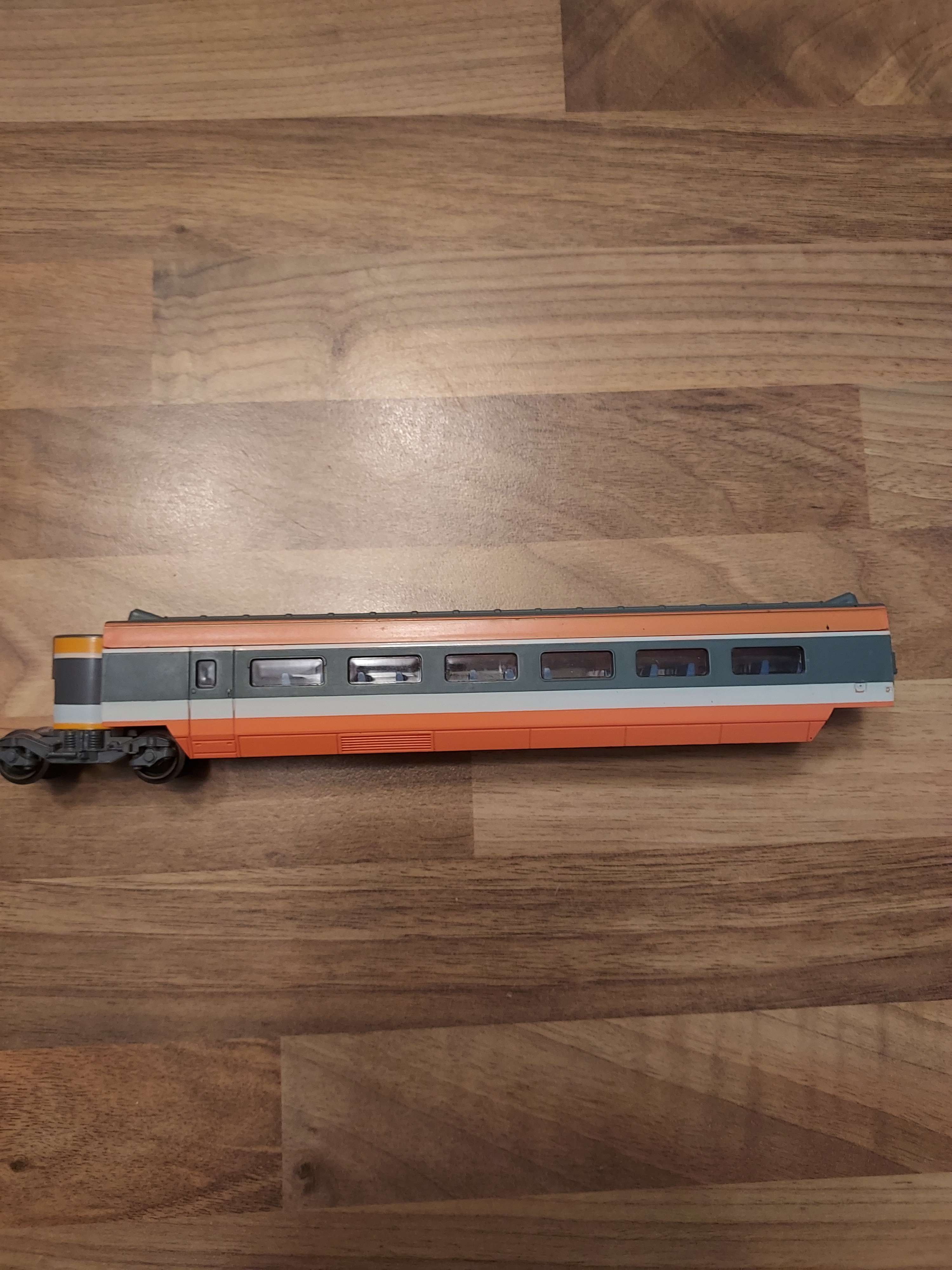 Jouef voiture tgv sud est HO interm&eacute;diaire r&eacute;f 24 am&eacute;nagement &agrave; l'int&eacute;rieur 