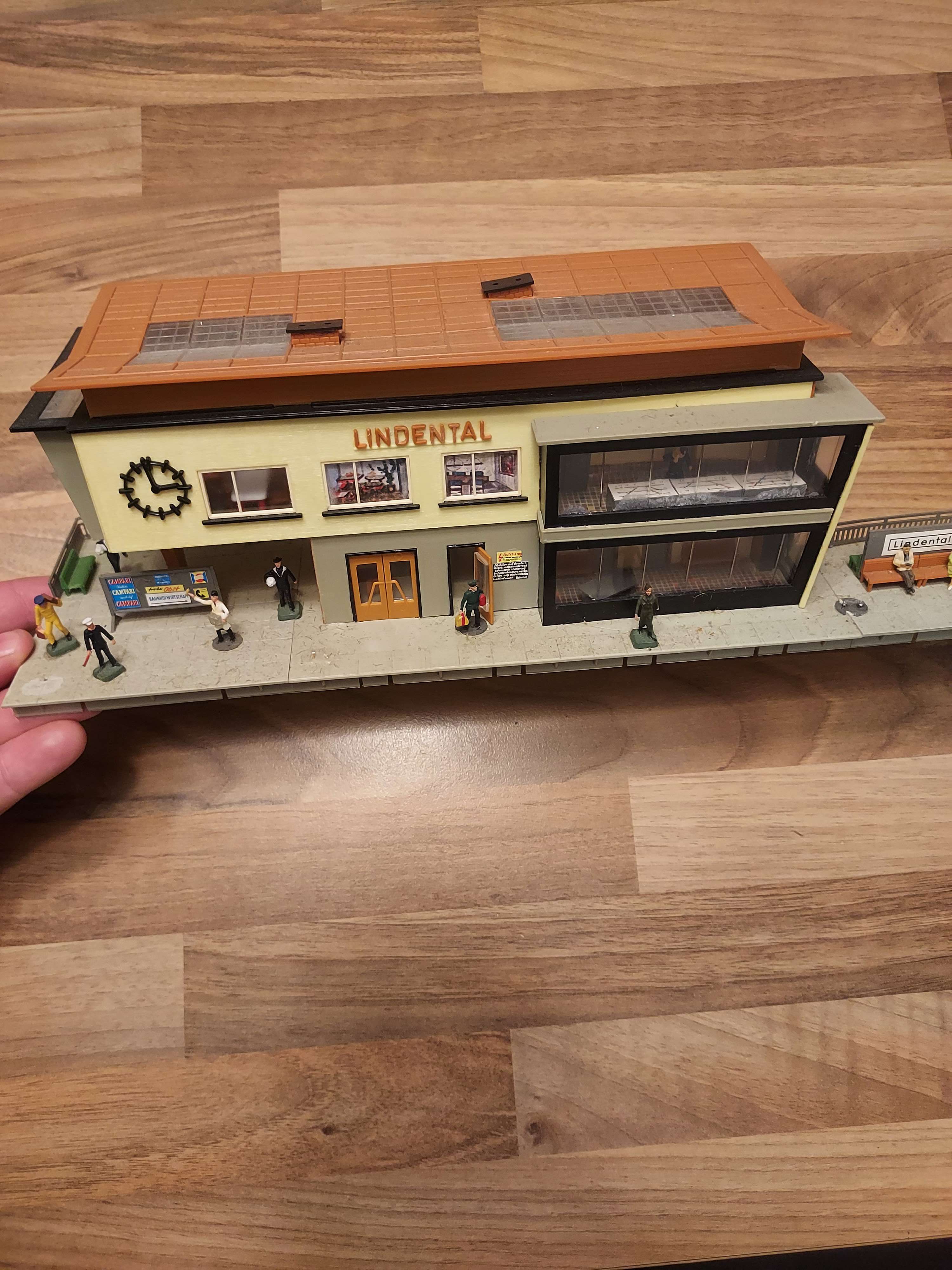 Jouef faller maquette HO gare de voyageur caf&eacute;t&eacute;ria HO avec personnage 