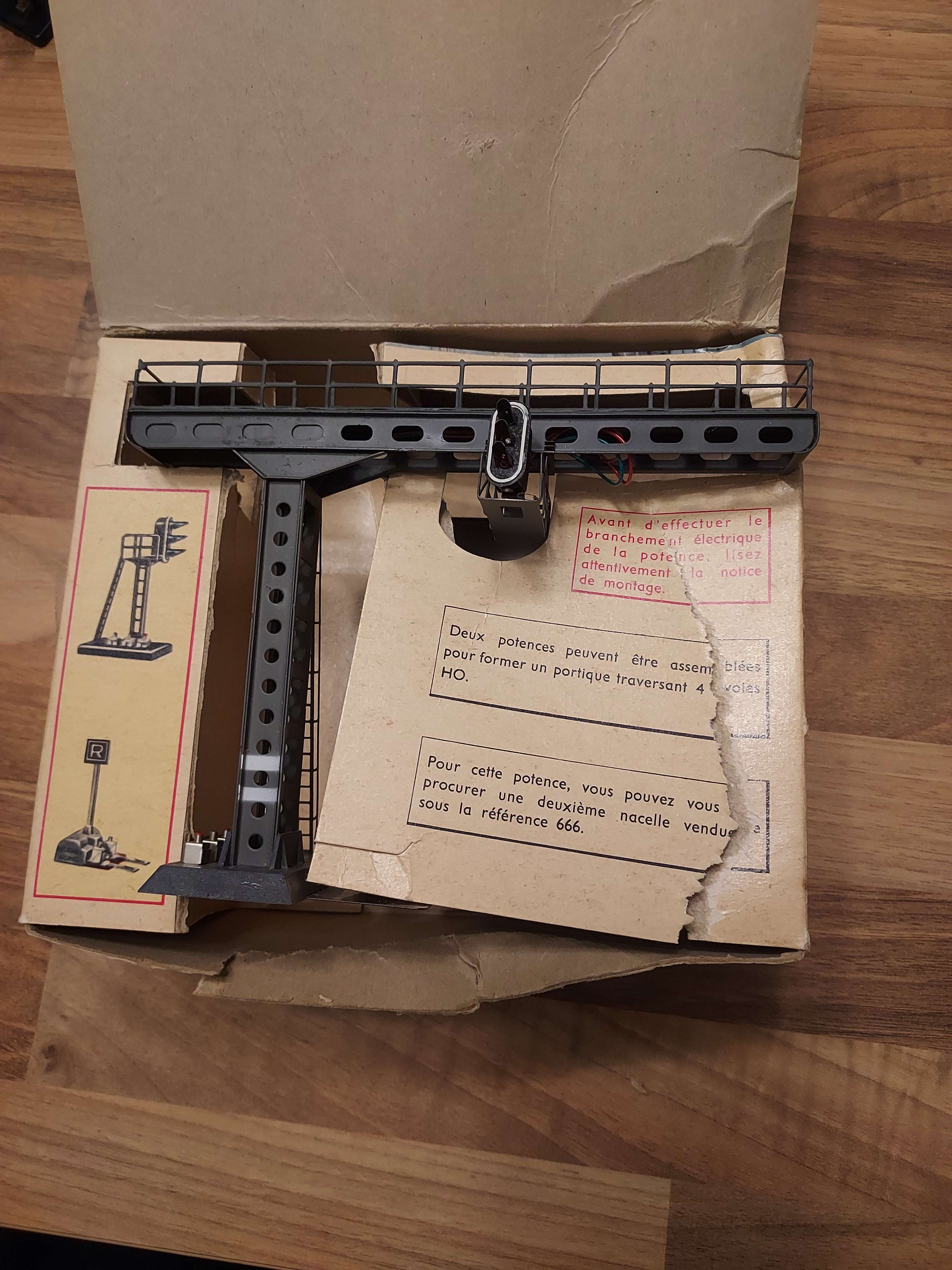 HO HORNBY ACHO 6650 POTENCE DE SIGNALISATION LUMINEUSE  en boite