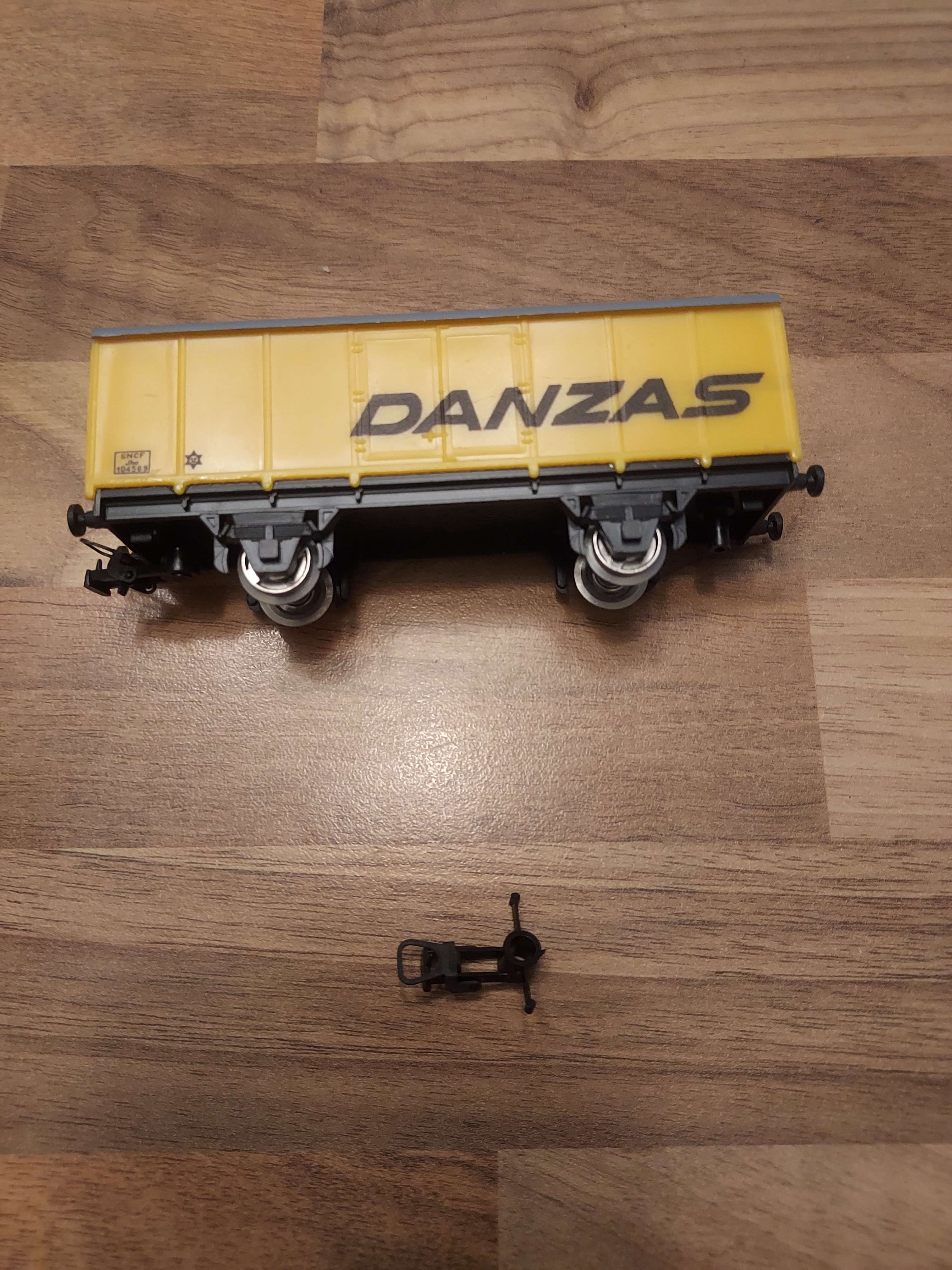 Wagon Fobbi Couvert SNCF Marquage Danzas Jaune/Gris R&eacute;f&eacute;rence 4569 ref 63