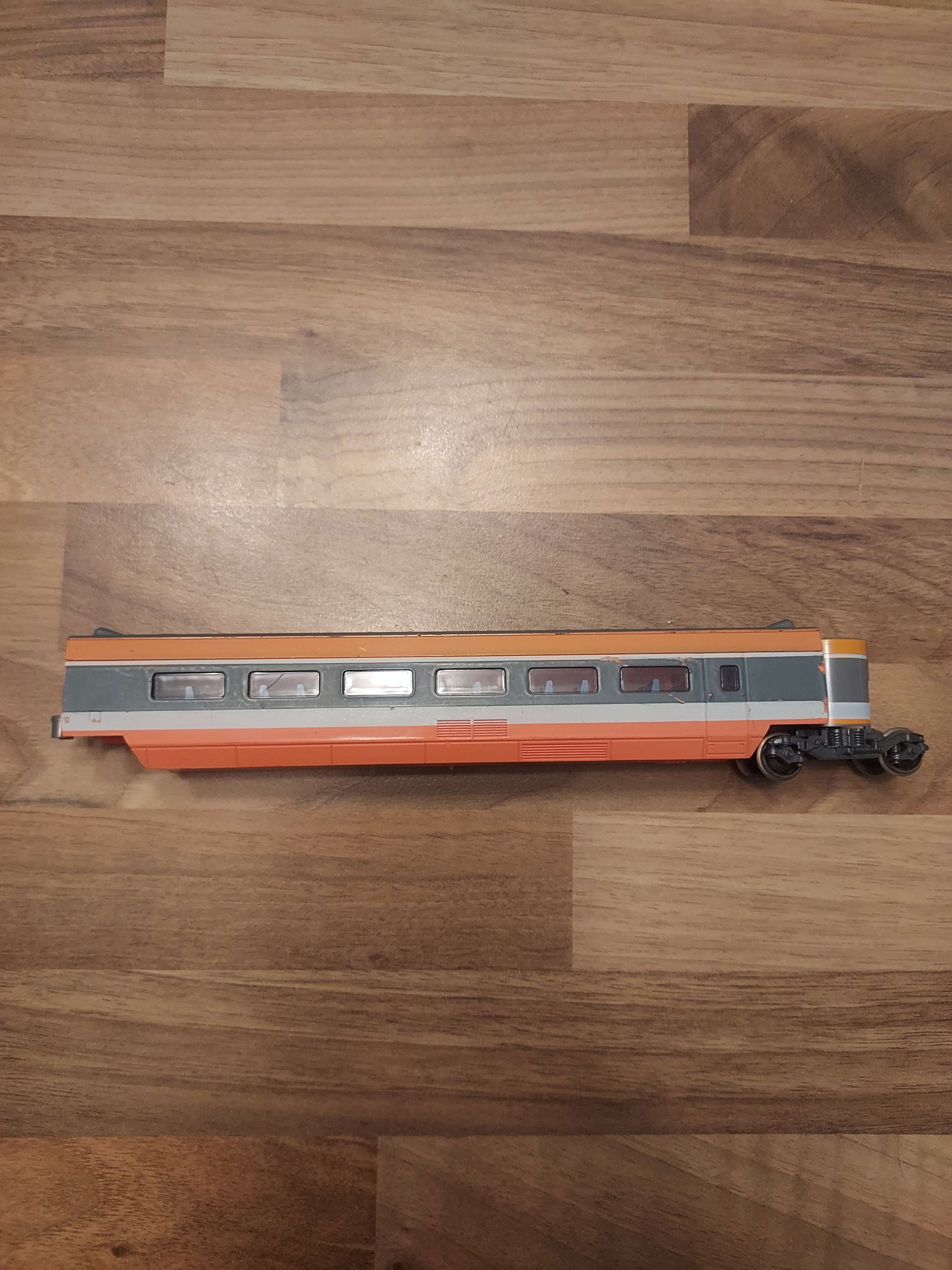 Jouef voiture intermediaire tgv sud est HO am&eacute;nag&eacute;e ref 88