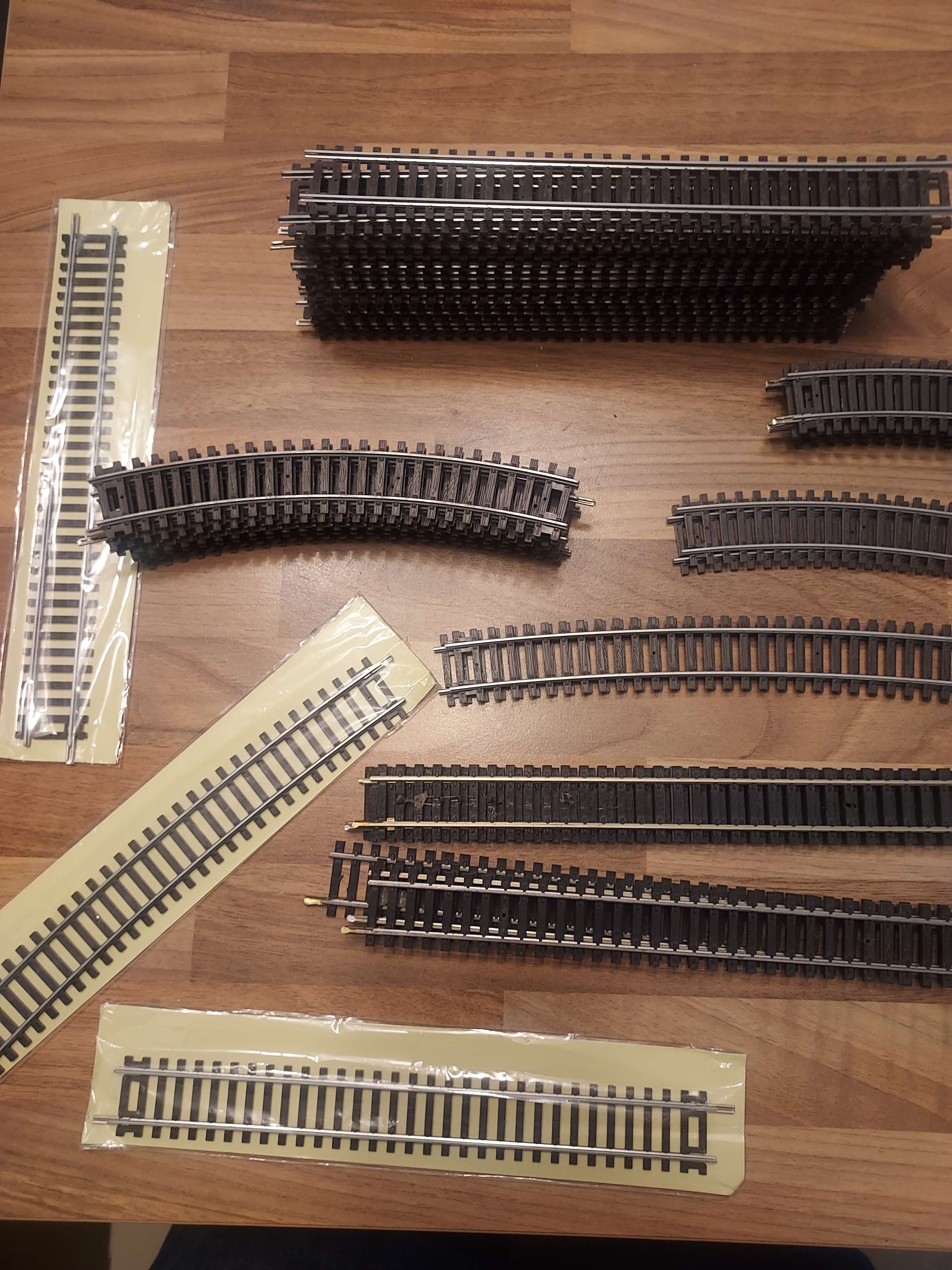 Lot de 55  rails courbes droits Hachette HO compatibles jouef lima 