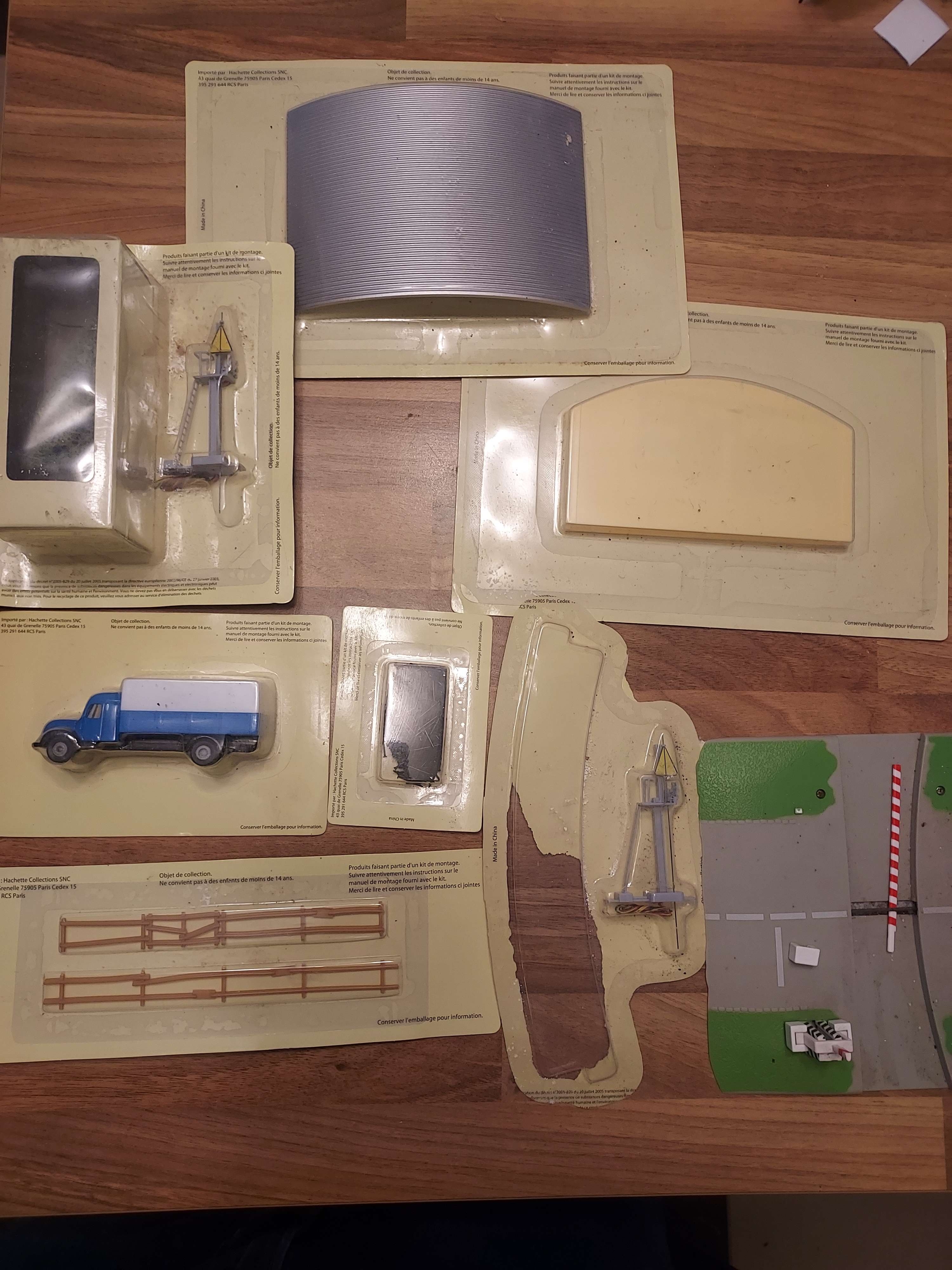  Petit lot HO camionnette b&acirc;timent sapin bo&icirc;te de clous cl&ocirc;ture passage &agrave; niveau 1/87