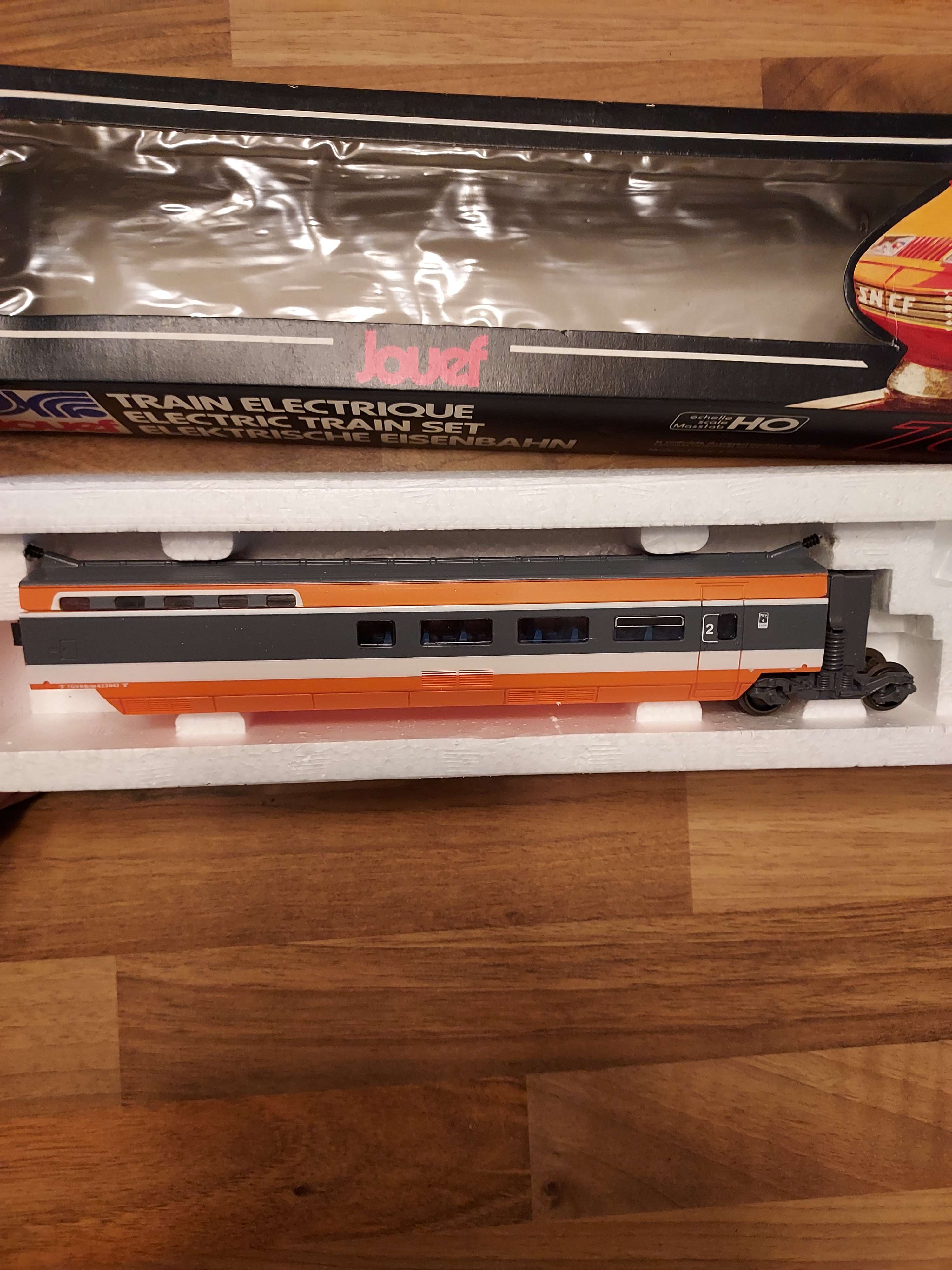 Jouef voiture intermediaire tgv sud est avec bogie ho et bo&icirc;te 