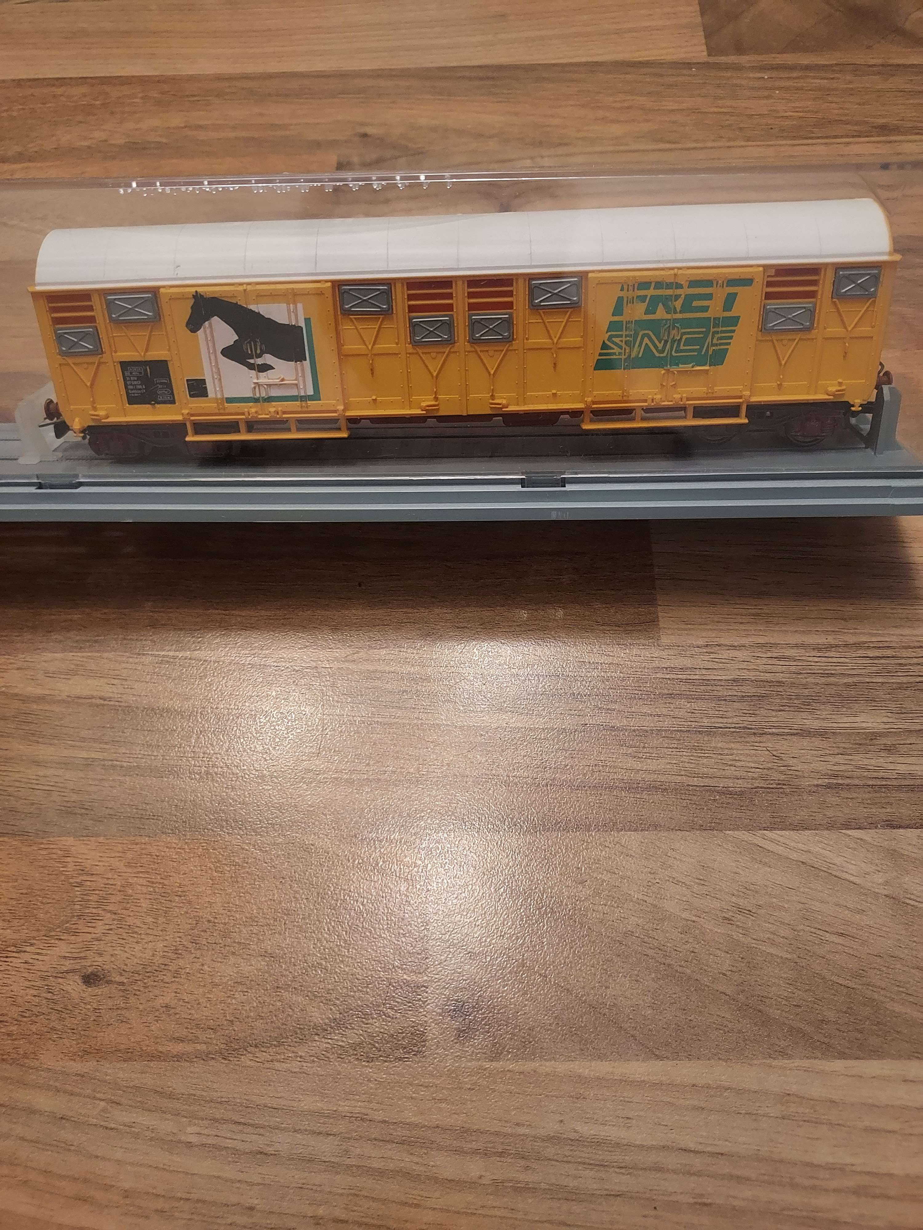 Jouef wagon couvert transport de chevaux en boite cristal HO ref 6565