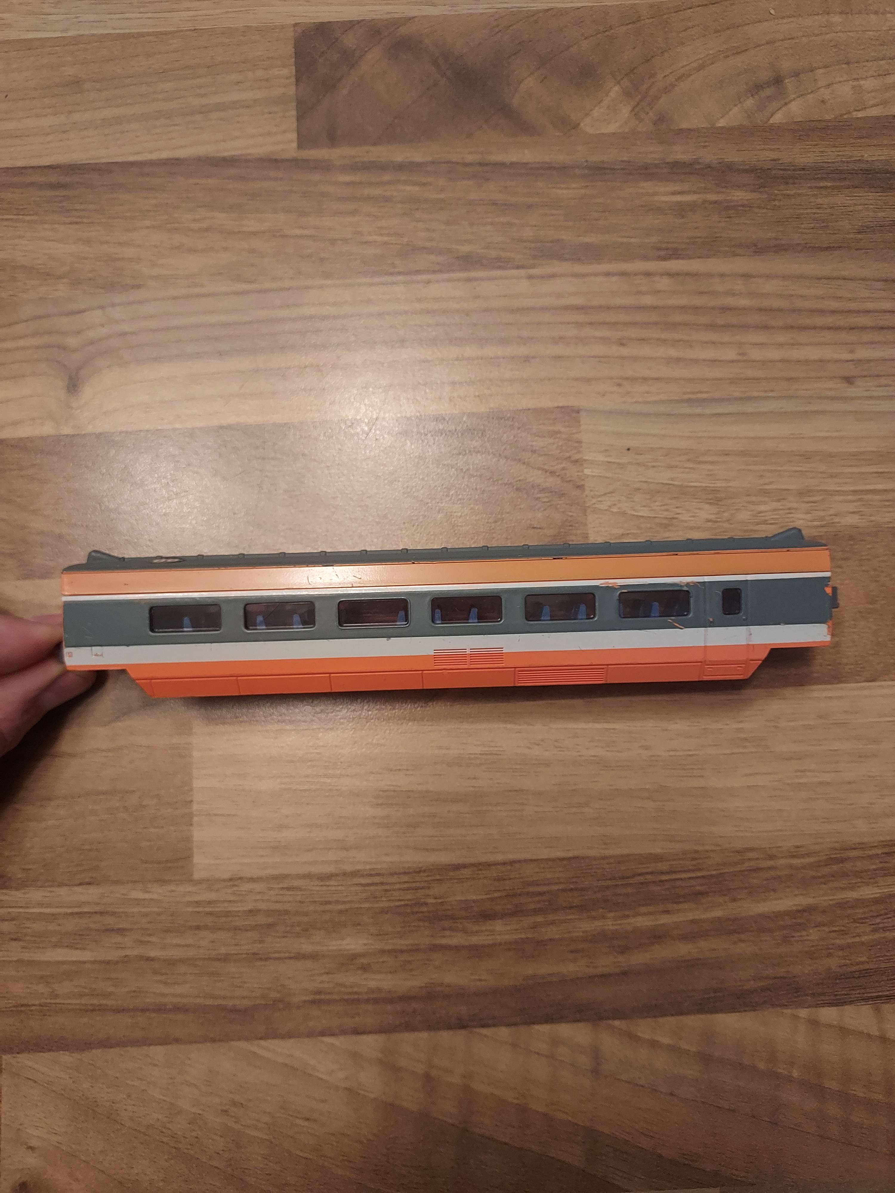 Jouef voiture intermediaire de tgv sud est HO ref 88 am&eacute;nag&eacute;e 