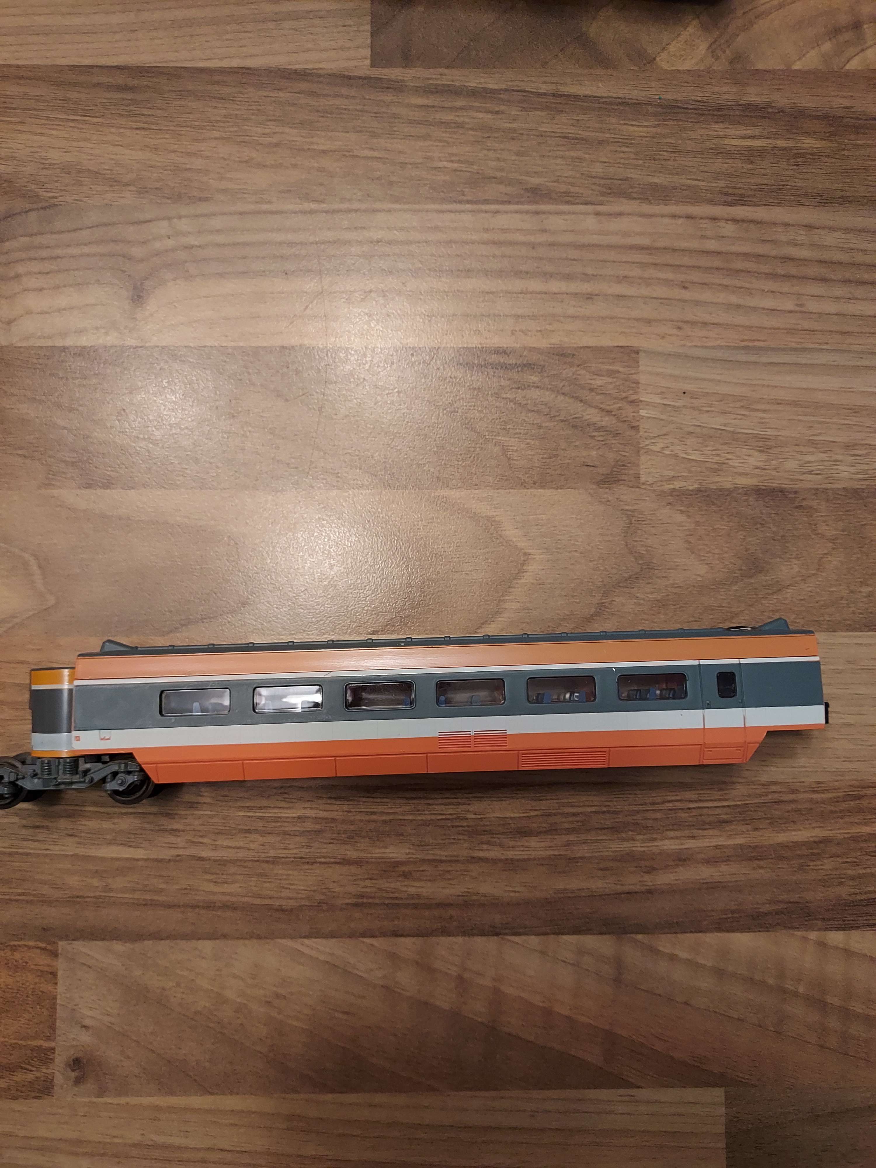 Jouef voiture intermediaire de tgv sud est HO ref 67