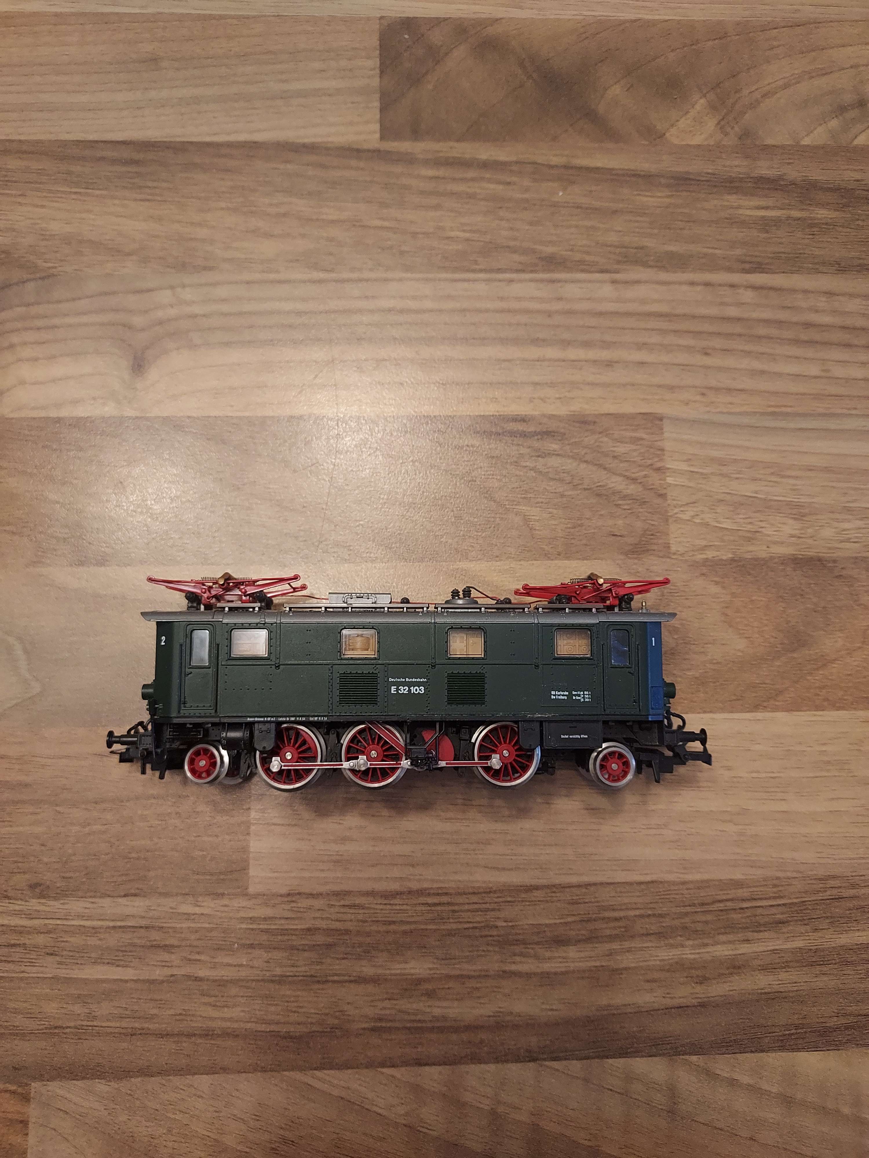 Roco locomotive BR 32 HO avec &eacute;clairage 