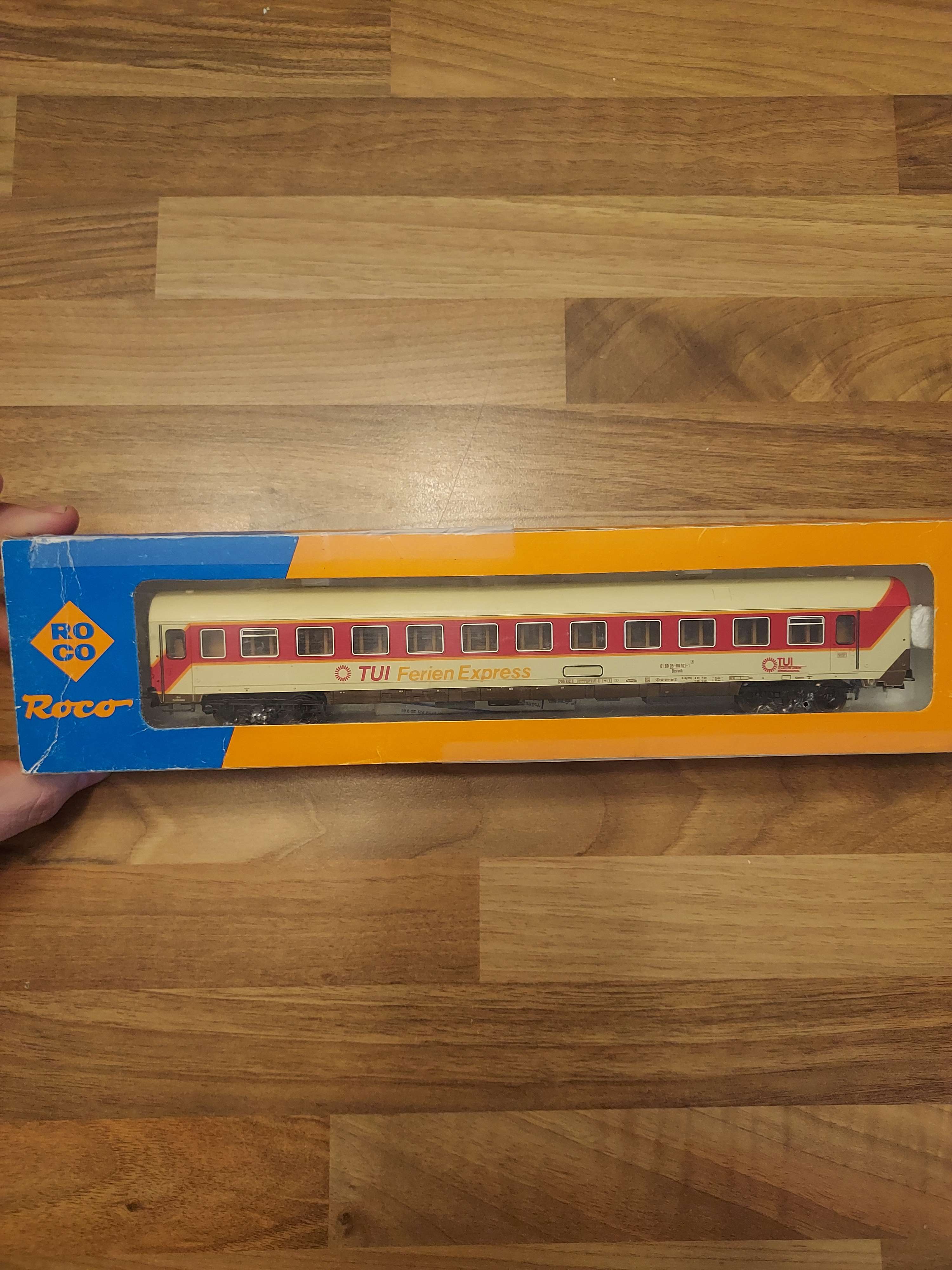 Voiture voyageurs Roco H0 4227 A de TUI TOURISTIK UNION INTERNATIONAL 