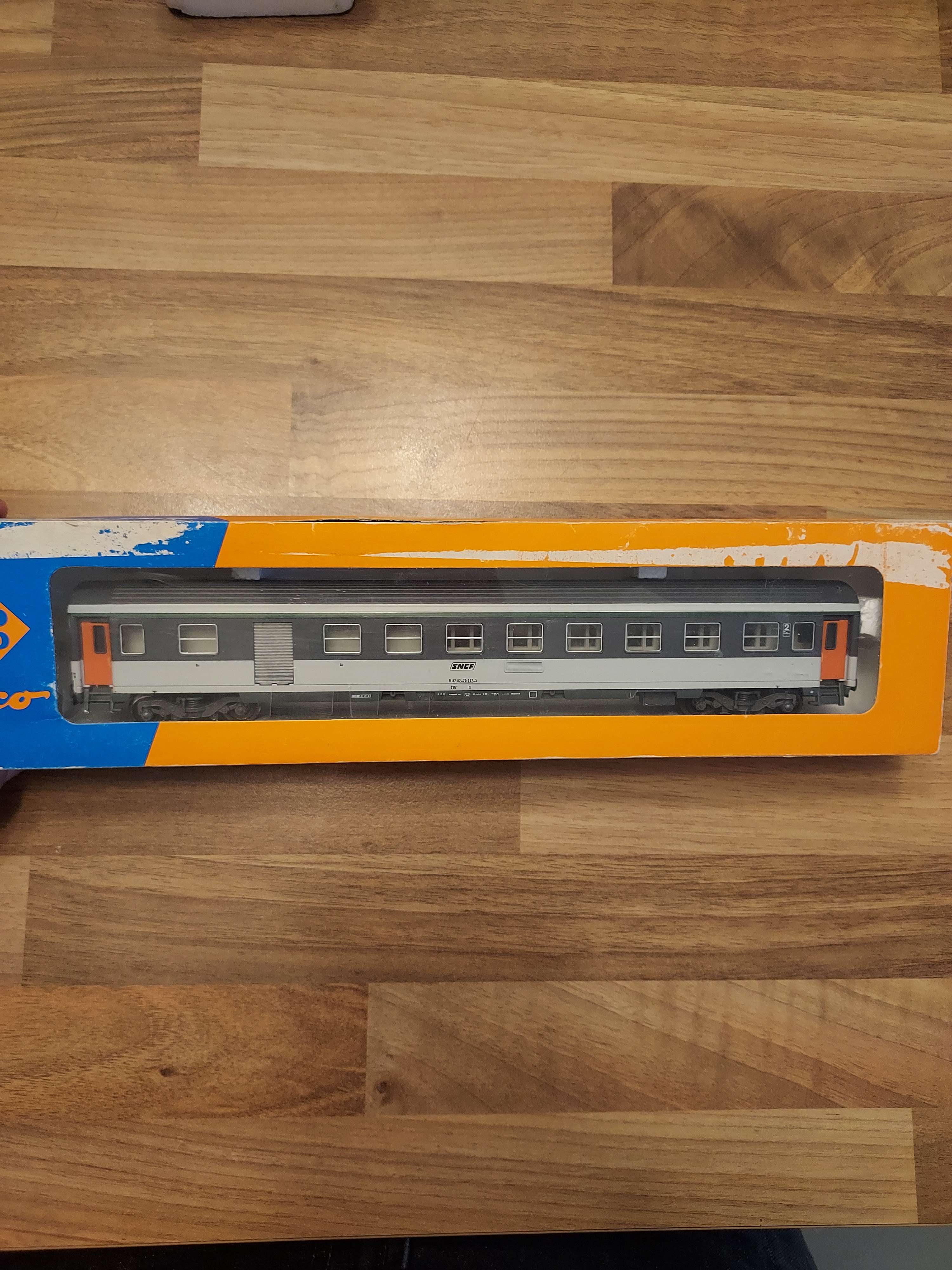 ROCO ref 4223 A HO - Voiture corail mixte 2&egrave;/fourgon SNCF