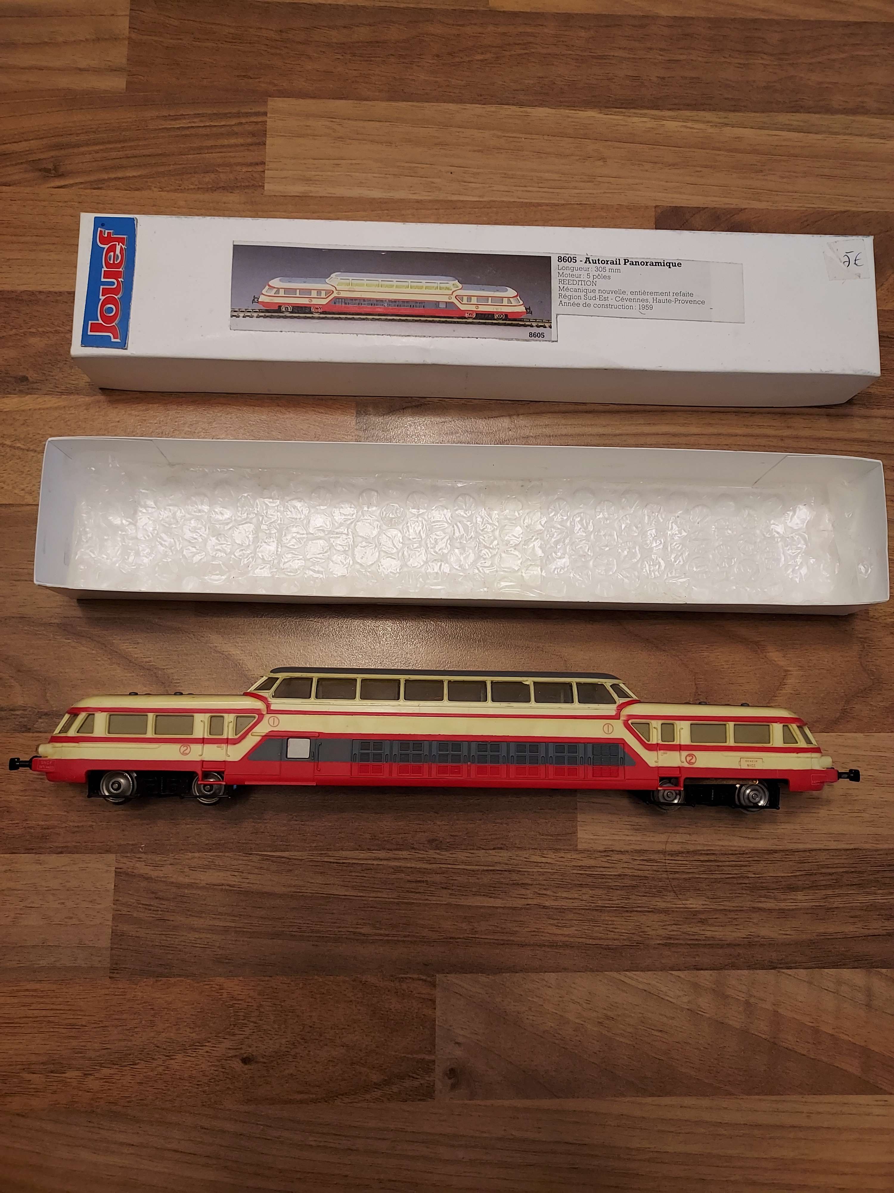 Jouef autorail panoramique HO avec &eacute;clairage 