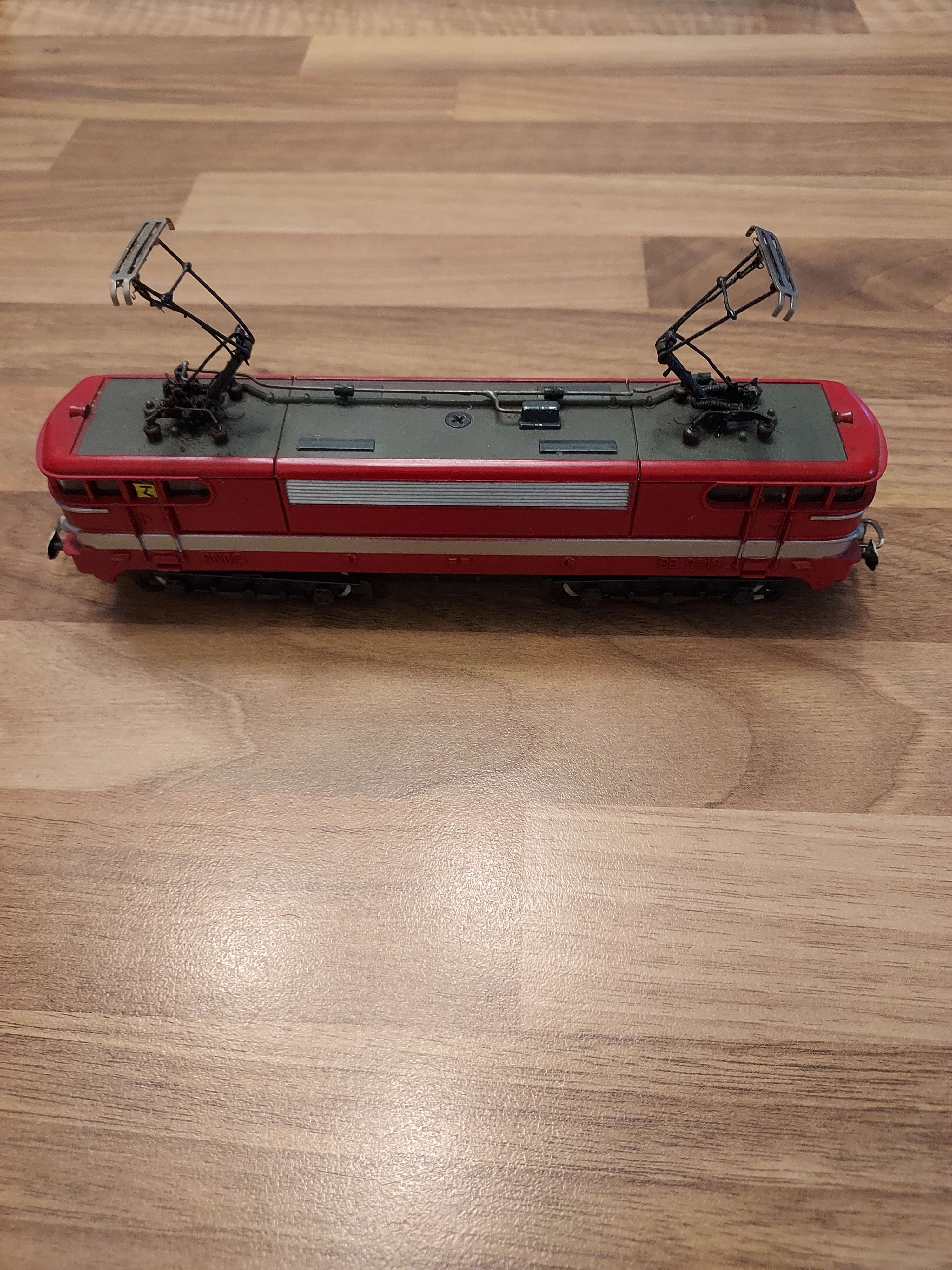 Lima locomotive BB 9210 le capitole HO avec &eacute;clairage rouge blanc et alimentation sur les pantographes 