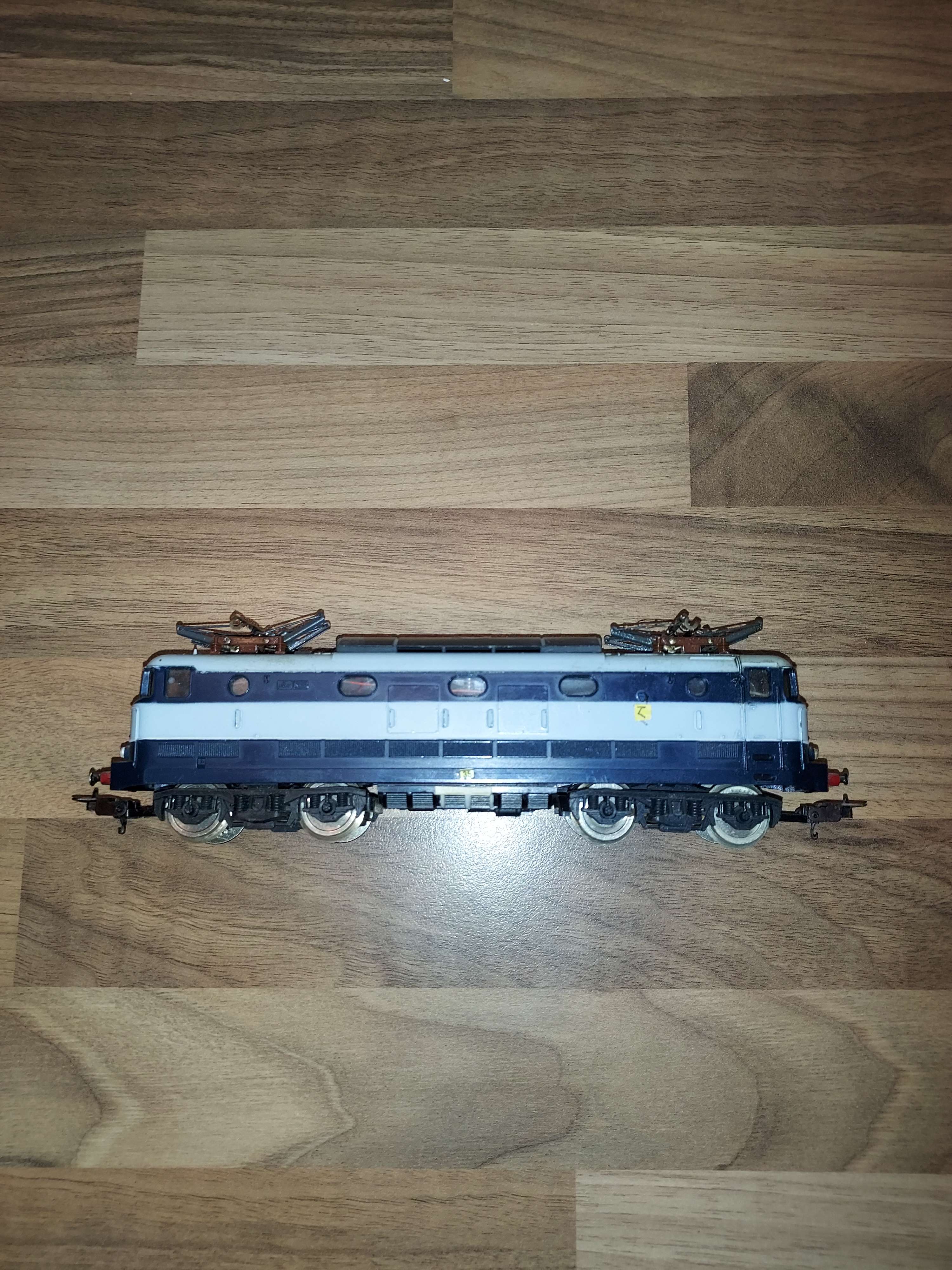 Locomotive lima E 444 001 HO  avec &eacute;clairage rouge blanc et alimentation sur les pantographes ref 18