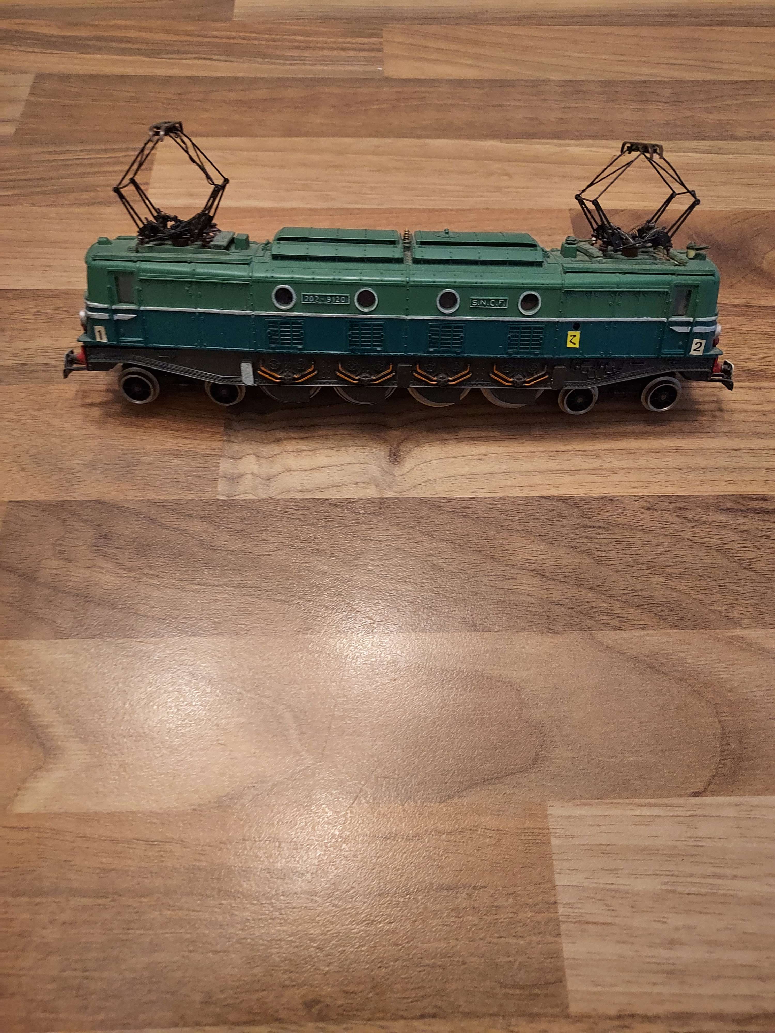Jouef locomotive 2D2 9120 HO avec &eacute;clairage rouge blanc et alimentation sur les pantographes
