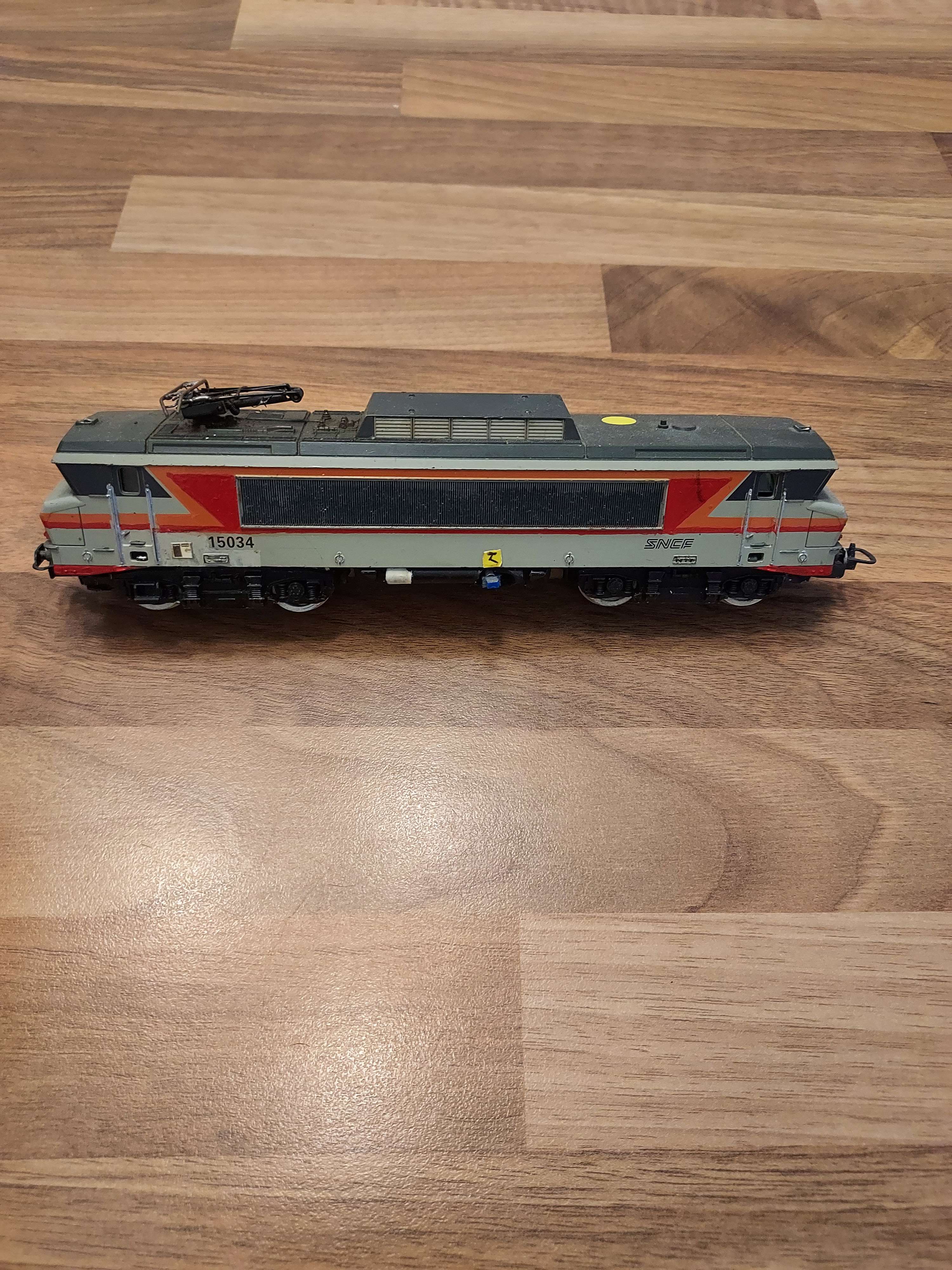 Lima locomotive cc 15034 HO avec &eacute;clairage rouge blanc et alimentation sur le pantographe